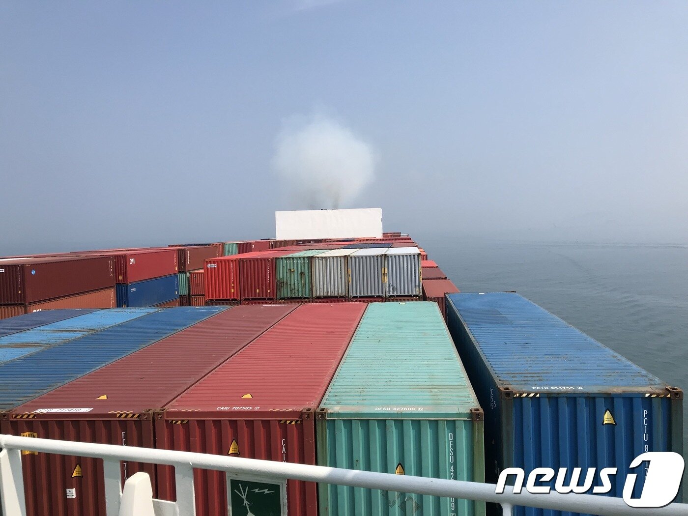 본문 이미지 - 6월20일 부산에서 상해로 항해 중인 프로미스호 연돌(굴뚝) 부분에서 배기가스가 배출되는 모습. ⓒ 뉴스1 조재현 기자