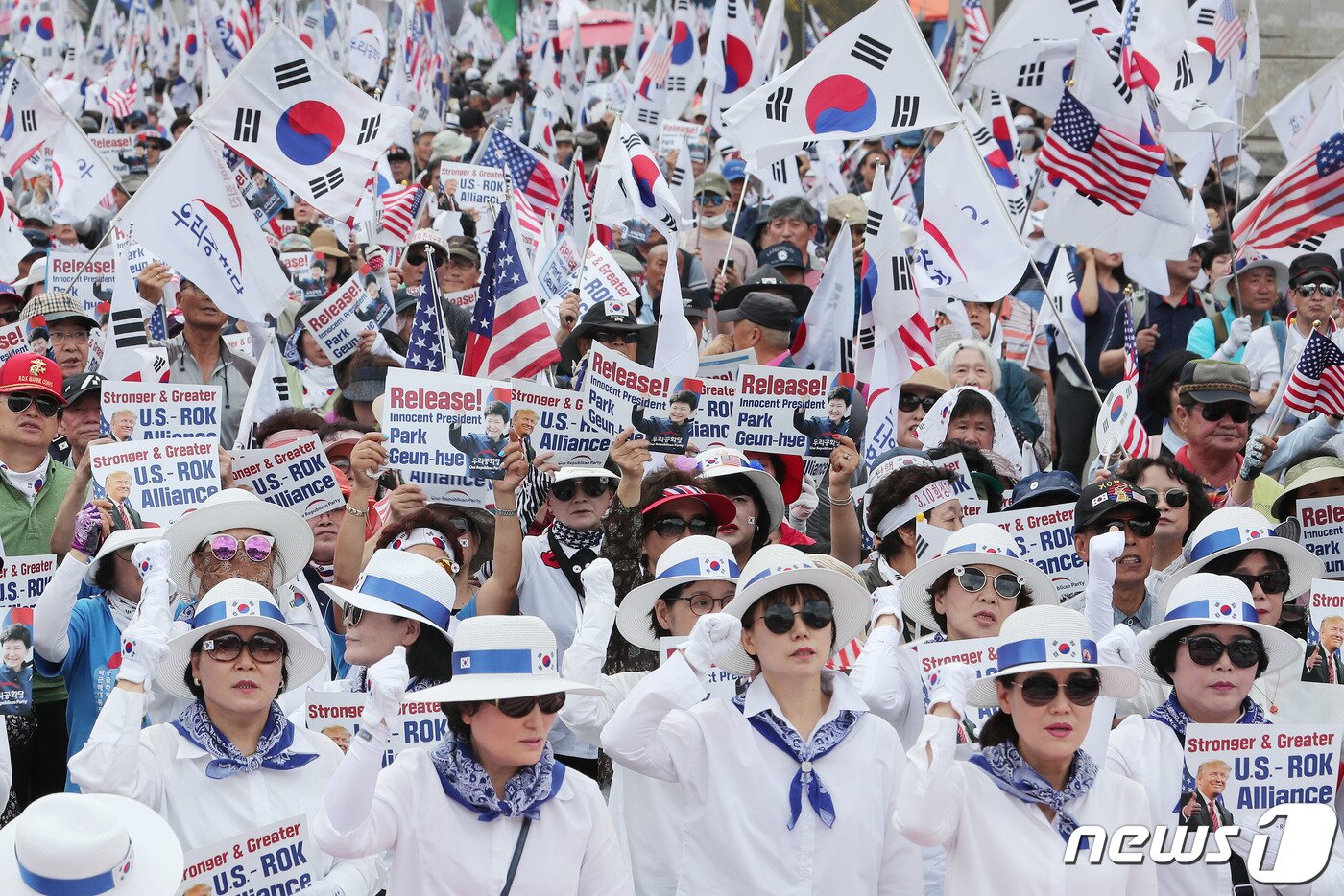 본문 이미지 - 도널드 트럼프 미국 대통령의 방한을 앞둔 29일 오후 서울 중구 서울역 광장에서 보수단체 회원들이 트럼프 대통령 방한 환영 집회를 하고 있다. 2019.6.29/뉴스1 ⓒ News1 이재명 기자