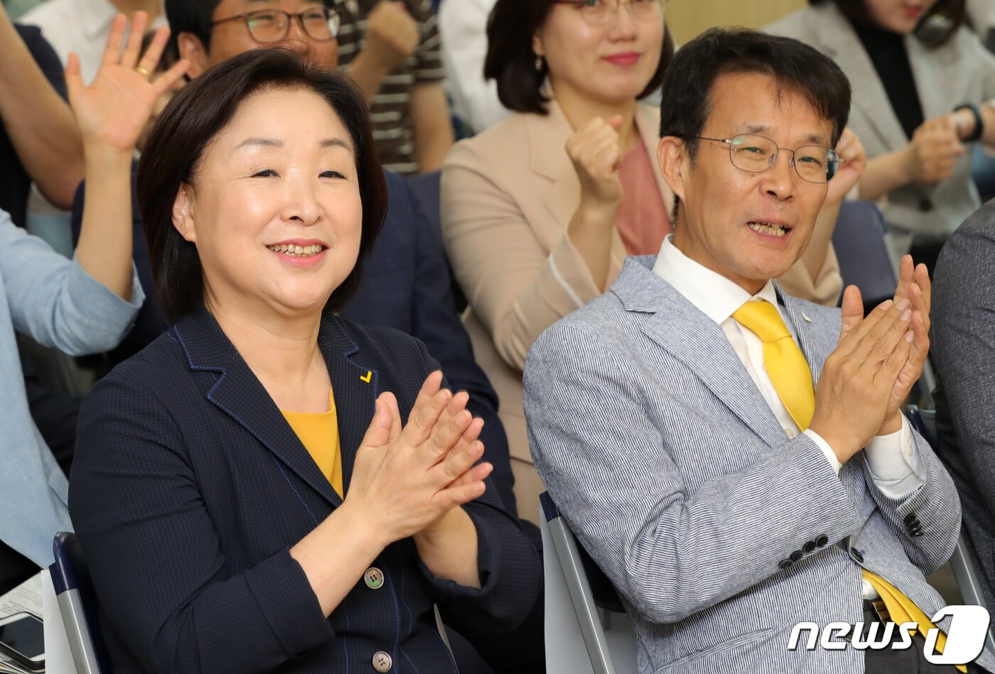 본문 이미지 - 29일 오후 전북 전주시 중부비젼센터에서 열린 2019 정의당 전국동시당직선거 호남권 유세에 참석한 심상정, 양경규 정의당 대표 후보가 박수를 치고 있다.2019.6.29/뉴스1 ⓒ News1 문요한 기자