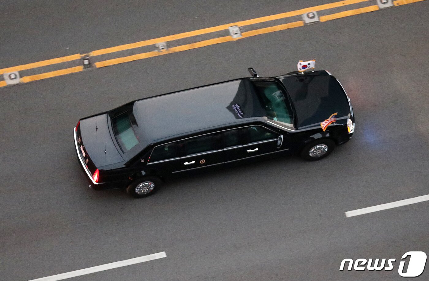 본문 이미지 - 방한한 도널드 트럼프 미국 대통령을 태운 차량이 29일 오후 문재인 대통령과 만찬을 갖기 위해 서울 태평로를 지나 청와대로 향하고 있다. 2019.6.29/뉴스1 ⓒ News1 박세연 기자