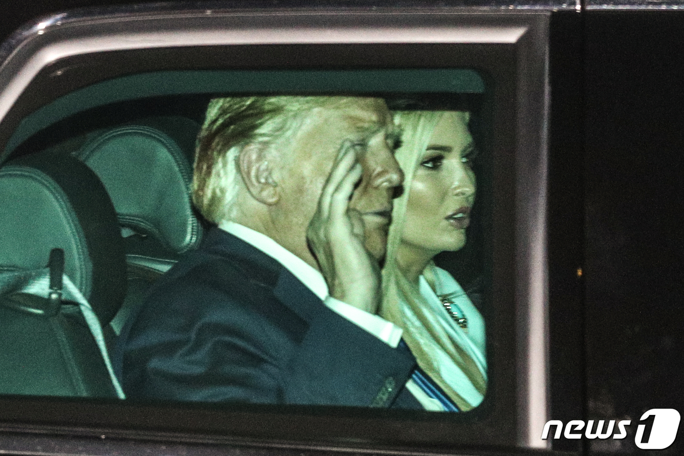 (서울=뉴스1) 성동훈 기자 = 문재인 대통령과의 만찬을 마친 도널드 트럼프 미국 대통령을 태운 차량 행렬이 29일 오후 숙소인 서울 용산구 그랜드하얏트호텔로 도착하고 있다. 20 …