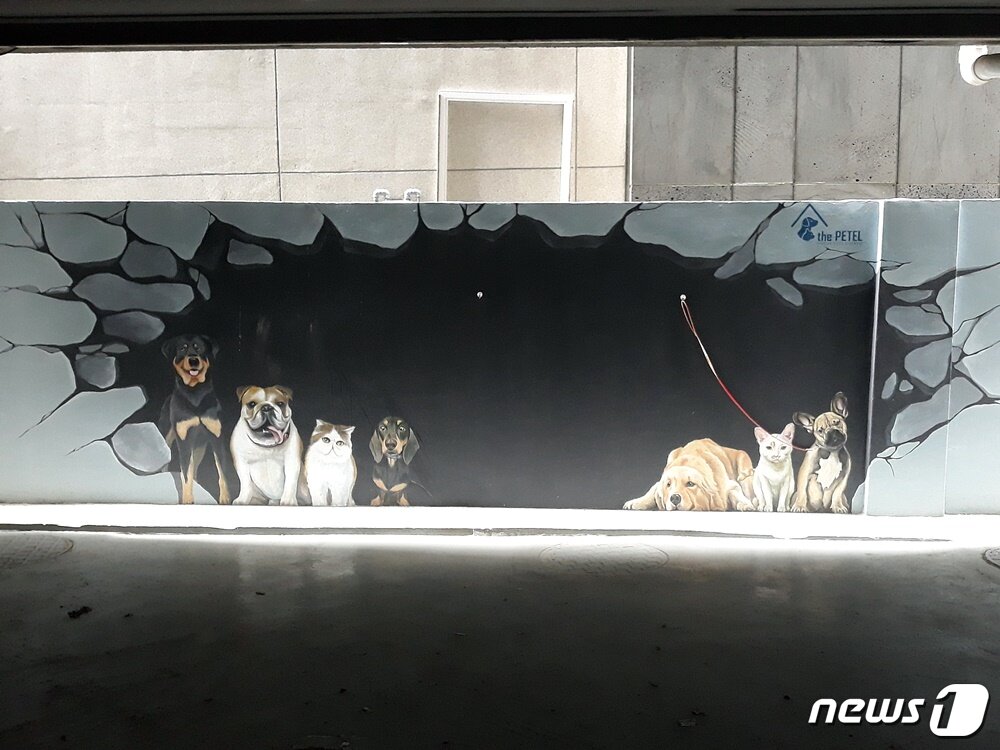 본문 이미지 - 국내 최초 애견동반 전용호텔인 '더펫텔'의 주차장 벽면. 지난 4월5일부터 영업을 중단했다. ⓒ 뉴스1 최서윤 기자