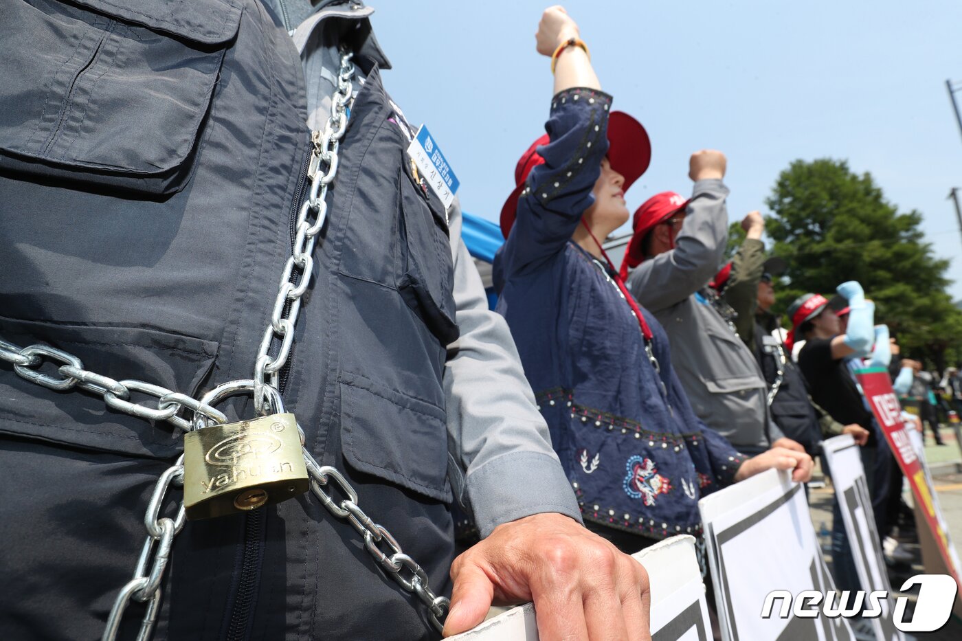 본문 이미지 - 3일 오후 경남 거제시 대우조선해양 정문앞에서 대우조선지회 조합원이 몸에 자물쇠를 감고 현대중공업 현장실사단의 현장실사를 거부하고 있다. 2019.6.3/뉴스1 ⓒ News1 여주연 기자