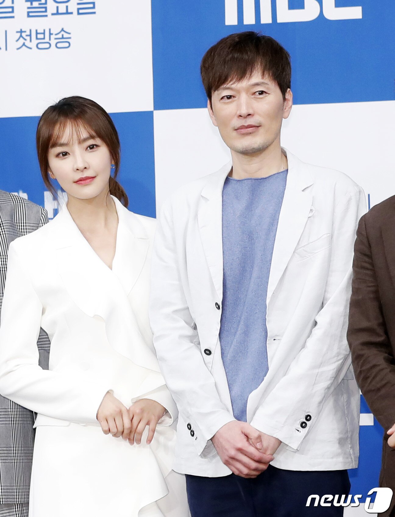 본문 이미지 - 배우 정유미, 정재영&#40;오른쪽&#41;이 3일 오후 서울 마포구 상암동 MBC골든마우스홀에서 열린 MBC 새 월화드라마 &#39;검법남녀 시즌2&#39; 제작발표회에 참석해 포즈를 취하고 있다. &#39;검법남녀 시즌2&#39;는 MBC의 첫 시즌제 드라마로 진보한 범죄만큼 까칠한 법의학자 백범&#40;정재영 분&#41;과 열혈신참 검사 은솔&#40;정유미 분&#41;의 공조수사를 그린 작품이다, 2019.6.3/뉴스1 ⓒ News1 권현진 기자