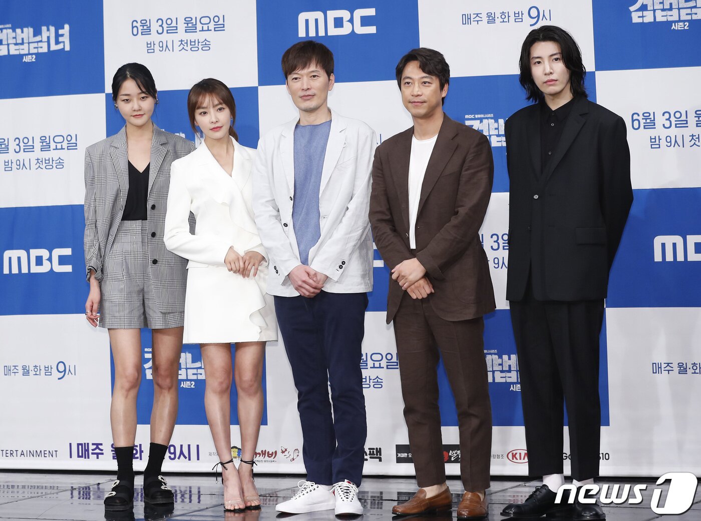 본문 이미지 - 배우 강승현&#40;왼쪽부터&#41;, 정유미, 정재영, 오만석, 노민우가 3일 오후 서울 마포구 상암동 MBC골든마우스홀에서 열린 MBC 새 월화드라마 &#39;검법남녀 시즌2&#39; 제작발표회에 참석해 포즈를 취하고 있다. &#39;검법남녀 시즌2&#39;는 MBC의 첫 시즌제 드라마로 진보한 범죄만큼 까칠한 법의학자 백범&#40;정재영 분&#41;과 열혈신참 검사 은솔&#40;정유미 분&#41;의 공조수사를 그린 작품이다, 2019.6.3/뉴스1 ⓒ News1 권현진 기자