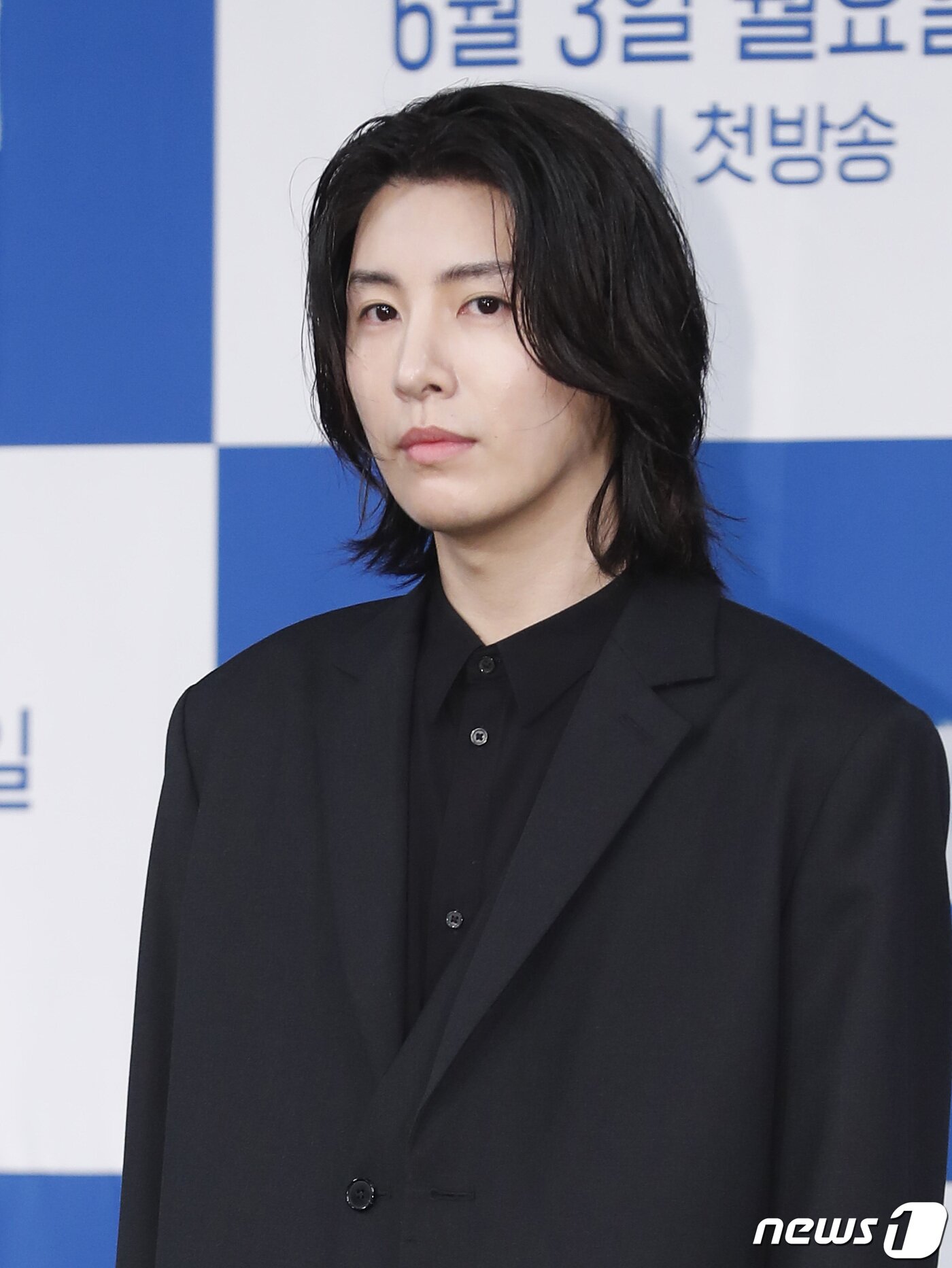 본문 이미지 - 배우 노민우가 3일 오후 서울 마포구 상암동 MBC골든마우스홀에서 열린 MBC 새 월화드라마 &#39;검법남녀 시즌2&#39; 제작발표회에 참석해 포즈를 취하고 있다. &#39;검법남녀 시즌2&#39;는 MBC의 첫 시즌제 드라마로 진보한 범죄만큼 까칠한 법의학자 백범&#40;정재영 분&#41;과 열혈신참 검사 은솔&#40;정유미 분&#41;의 공조수사를 그린 작품이다, 2019.6.3/뉴스1 ⓒ News1 권현진 기자