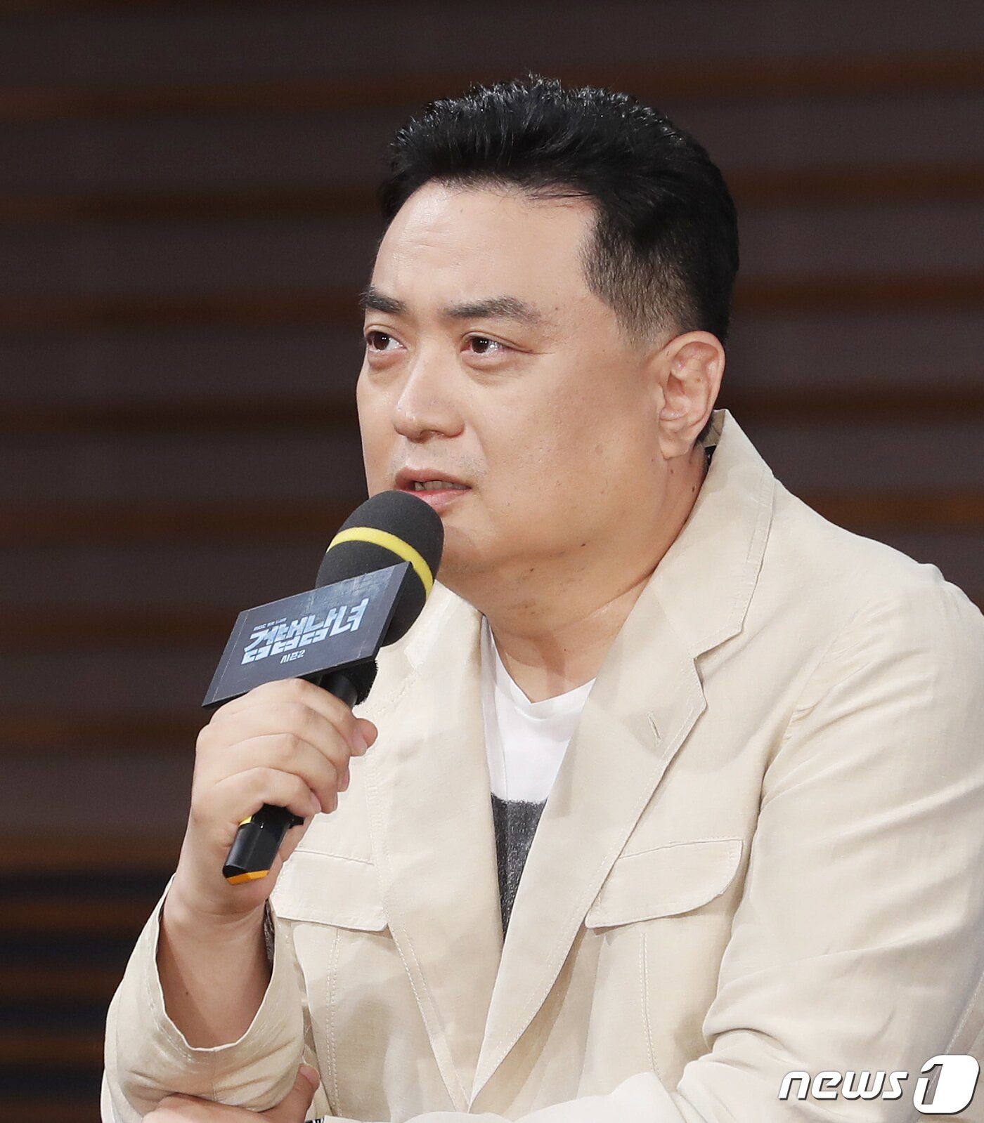본문 이미지 - 노도철 PD가 3일 오후 서울 마포구 상암동 MBC골든마우스홀에서 열린 MBC 새 월화드라마 &#39;검법남녀 시즌2&#39; 제작발표회에 참석해 인사말을 하고 있다. &#39;검법남녀 시즌2&#39;는 MBC의 첫 시즌제 드라마로 진보한 범죄만큼 까칠한 법의학자 백범&#40;정재영 분&#41;과 열혈신참 검사 은솔&#40;정유미 분&#41;의 공조수사를 그린 작품이다, 2019.6.3/뉴스1 ⓒ News1 권현진 기자