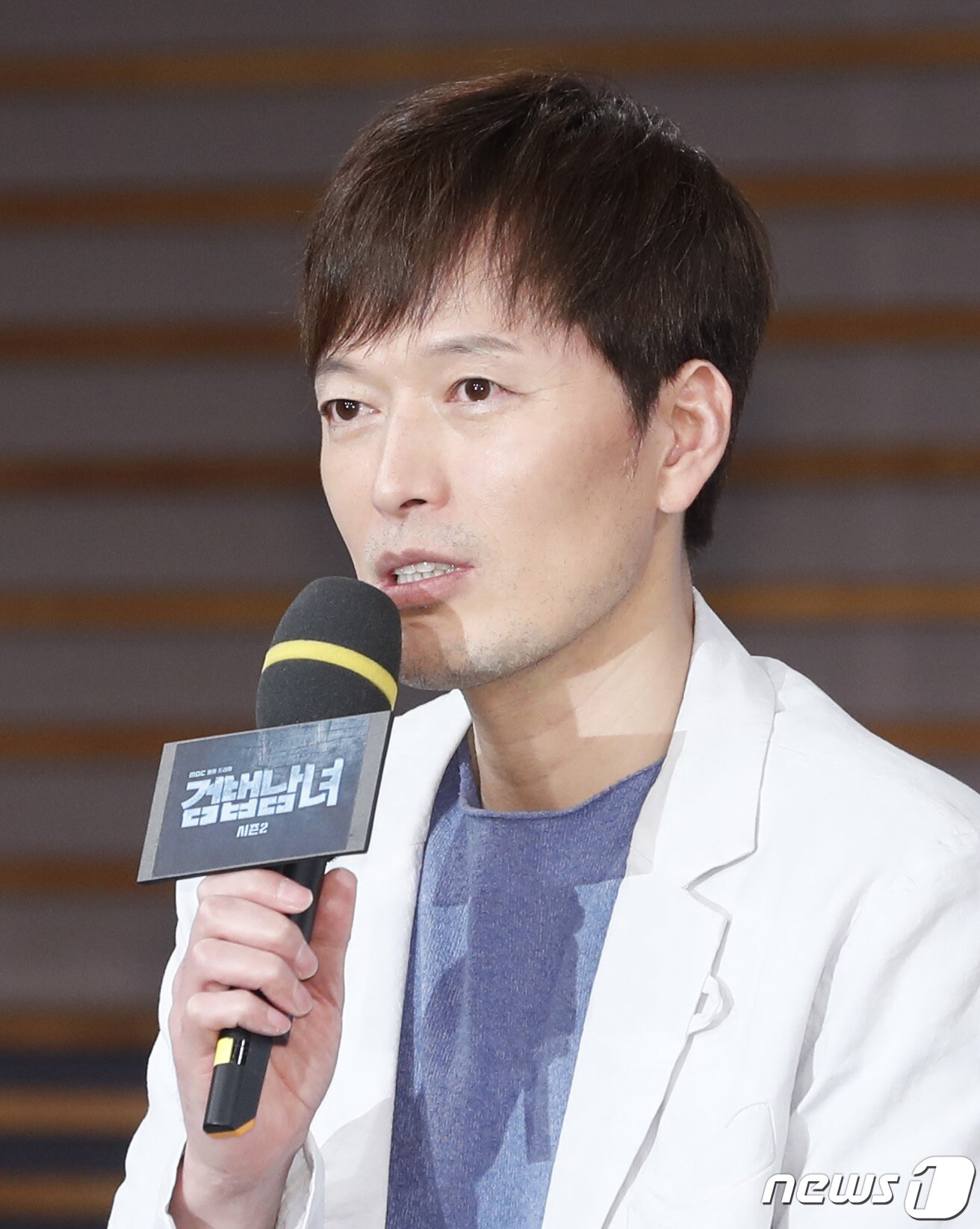본문 이미지 - 배우 정재영이 3일 오후 서울 마포구 상암동 MBC골든마우스홀에서 열린 MBC 새 월화드라마 &#39;검법남녀 시즌2&#39; 제작발표회에 참석해 인사말을 하고 있다. &#39;검법남녀 시즌2&#39;는 MBC의 첫 시즌제 드라마로 진보한 범죄만큼 까칠한 법의학자 백범&#40;정재영 분&#41;과 열혈신참 검사 은솔&#40;정유미 분&#41;의 공조수사를 그린 작품이다, 2019.6.3/뉴스1 ⓒ News1 권현진 기자