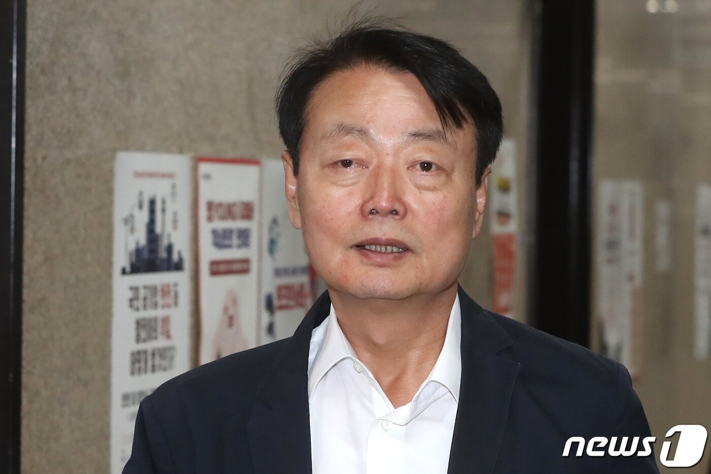 본문 이미지 - 한선교 자유한국당 사무총장이 3일 오후 서울 여의도 국회에서 사무총장실을 나서고 있다. 이날 한 사무총장은 당 회의를 마친 뒤 회의실 밖 바닥에 앉아 대기하던 기자들을 향해 '아주 걸레질을 한다'고 발언해 논란을 빚고 있다. 2019.6.3/뉴스1 ⓒ News1 임세영 기자