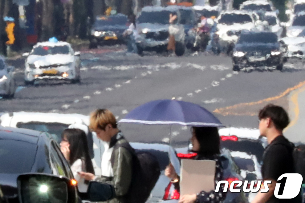 (광주=뉴스1) 황희규 기자 = 광주 지역이 11일만에 30도를 웃돌며 무더운 날씨를 보인 3일 오후 광주 동구 서석동 도로 위에서 아지랑이가 피어오르고 있다. 2019.6.3/뉴 …