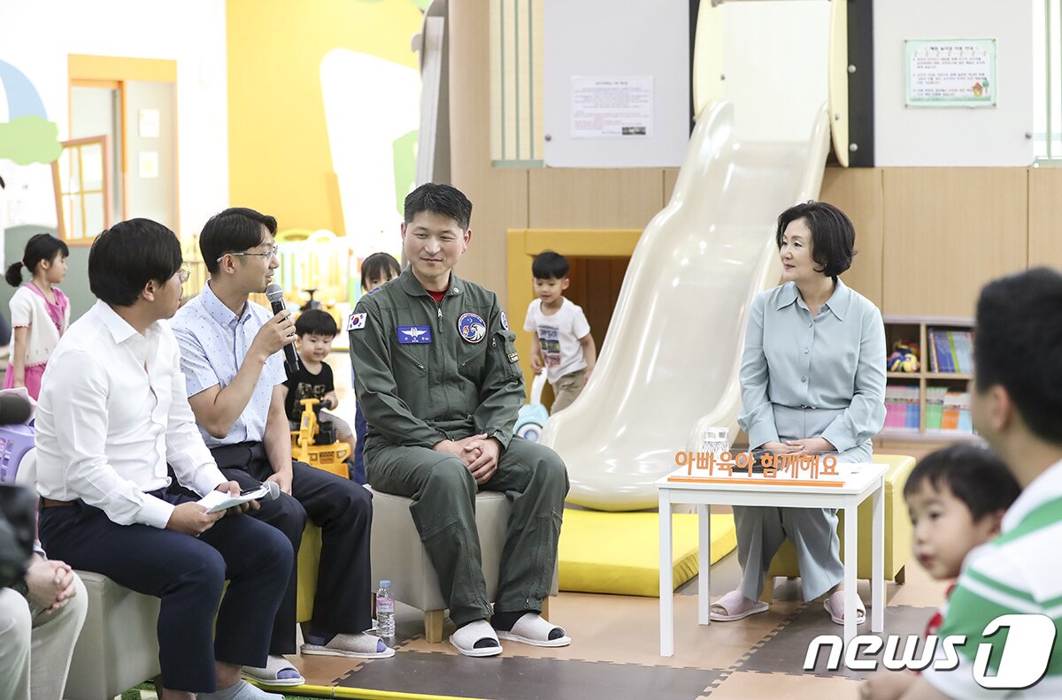 본문 이미지 - 문재인 대통령의 부인 김정숙 여사가 3일 오후 경기 용인시 종합가족센터에서 현재 육아휴직 중이거나 육아휴직 경험이 있는 아빠들과 '아빠 육아휴직'을 주제로 간담회를 갖고 있다. (청와대 제공) 2019.6.3/뉴스1