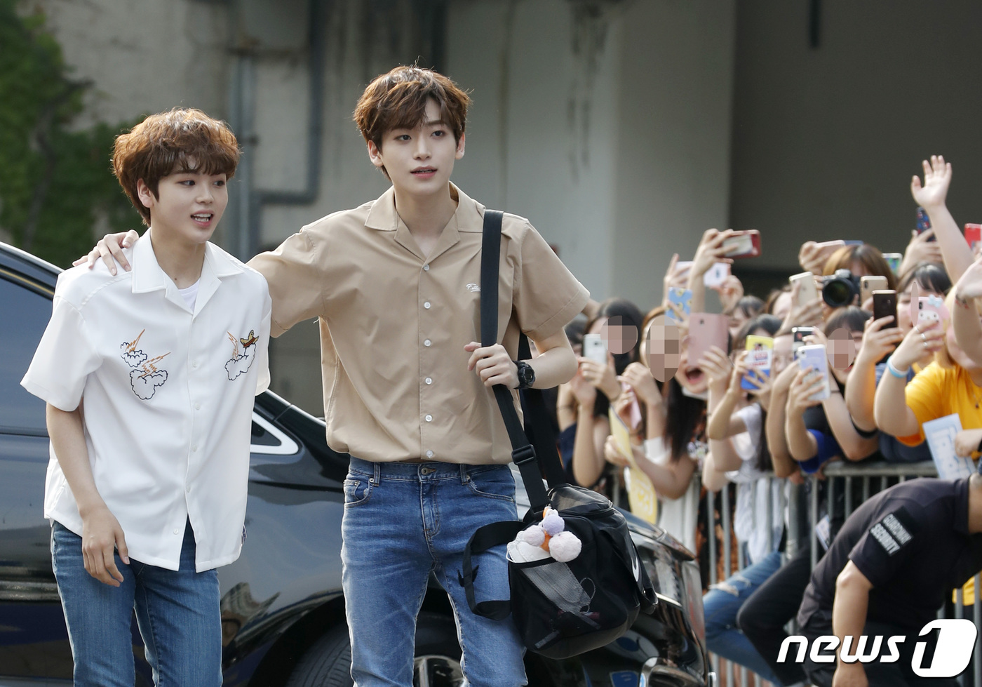 (인천=뉴스1) 권현진 기자 = 연습생 송형준, 구정모(가) 30일 오전 인천 부평구 인천삼산월드체육관에서 열린 M.net '프로듀스 X 101' 콘셉트 평가 블루카펫 세리머니 출 …