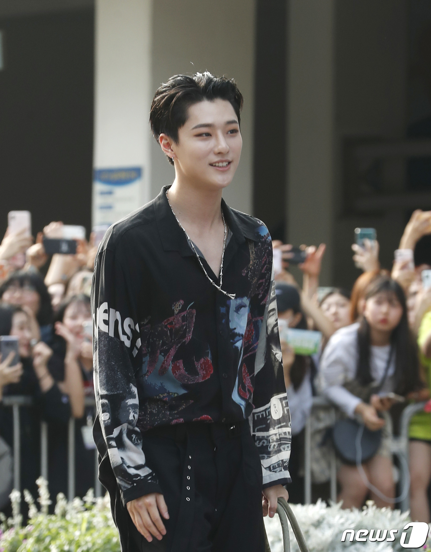 (인천=뉴스1) 권현진 기자 = 연습생 조승연이 30일 오전 인천 부평구 인천삼산월드체육관에서 열린 M.net '프로듀스 X 101' 콘셉트 평가 블루카펫 세리머니 출근길에 참석하 …