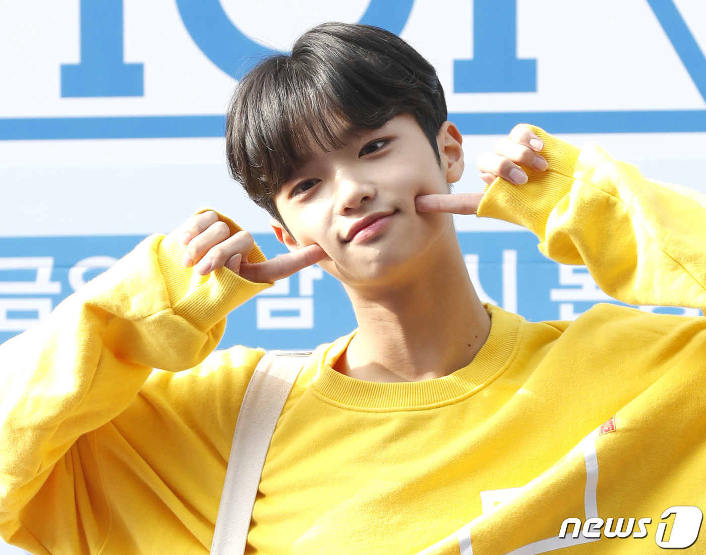 (인천=뉴스1) 권현진 기자 = 연습생 손동표가 30일 오전 인천 부평구 인천삼산월드체육관에서 열린 M.net '프로듀스 X 101' 콘셉트 평가 블루카펫 세리머니 출근길에 참석해 …