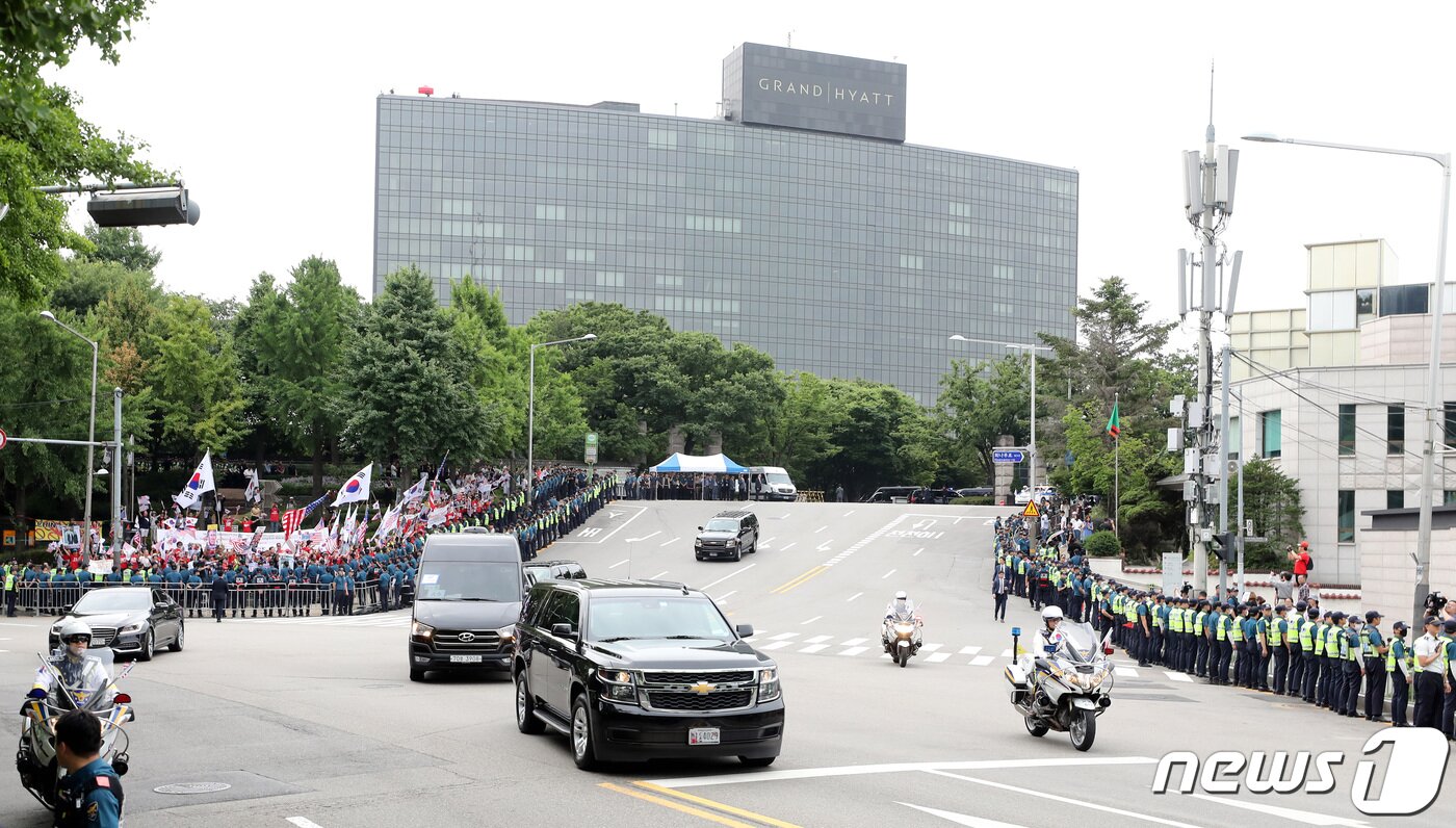 본문 이미지 - 지난 2019년 한국을 찾은 도널드 트럼프 미국 대통령은 서울 용산구에 위치한 그랜드하얏트호텔에서 묵었다. 사진은 트럼프 대통령이 탑승한 차량 행렬이 하얏트 호텔에서 출발해 청와대로 향하는 모습 2019.6.30/뉴스1 ⓒ News1 박정호 기자