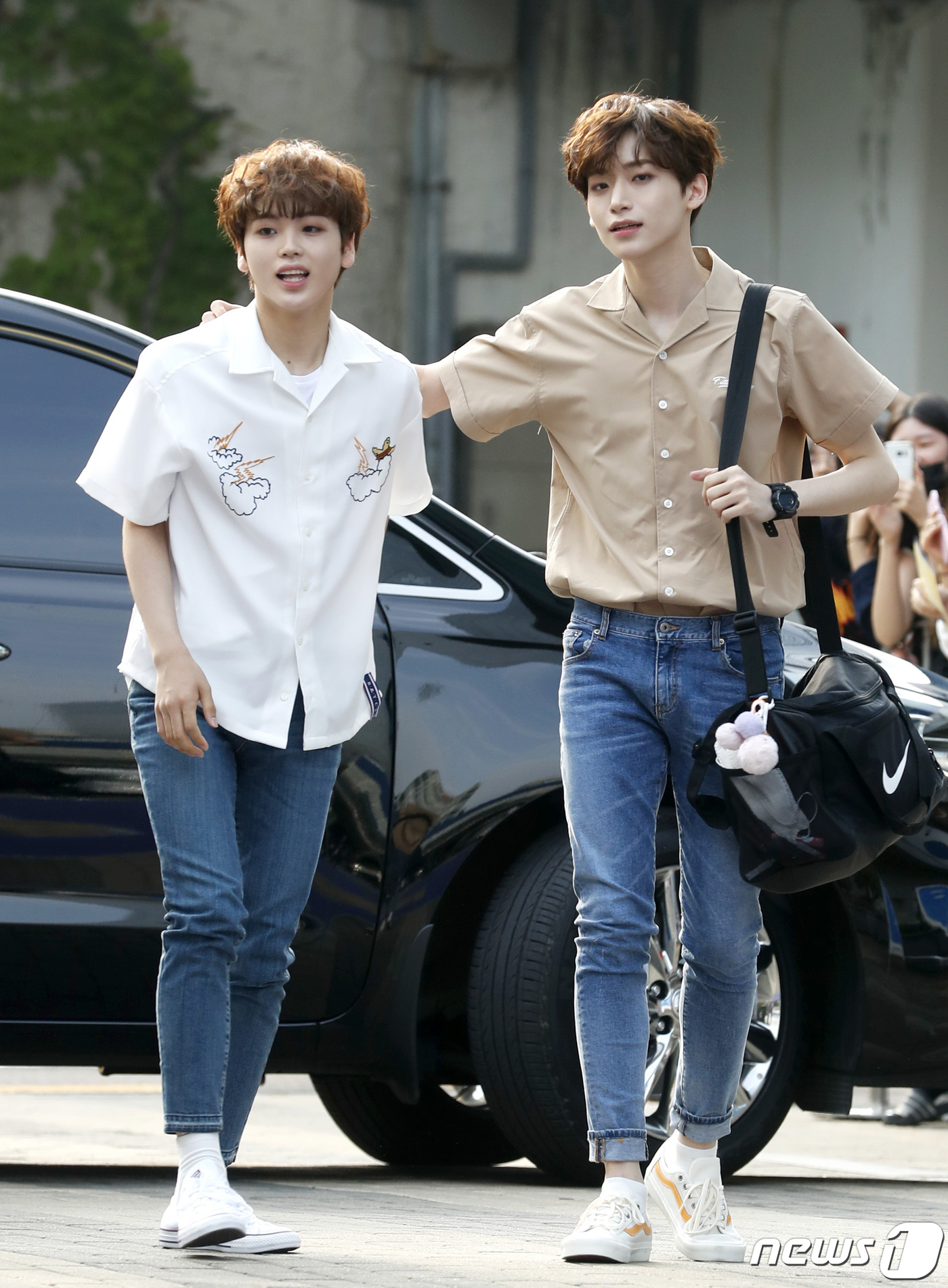 (인천=뉴스1) 권현진 기자 = 연습생 송형준, 구정모(오른쪽)가 30일 오전 인천 부평구 인천삼산월드체육관에서 열린 M.net '프로듀스 X 101' 콘셉트 평가 블루카펫 세리머 …