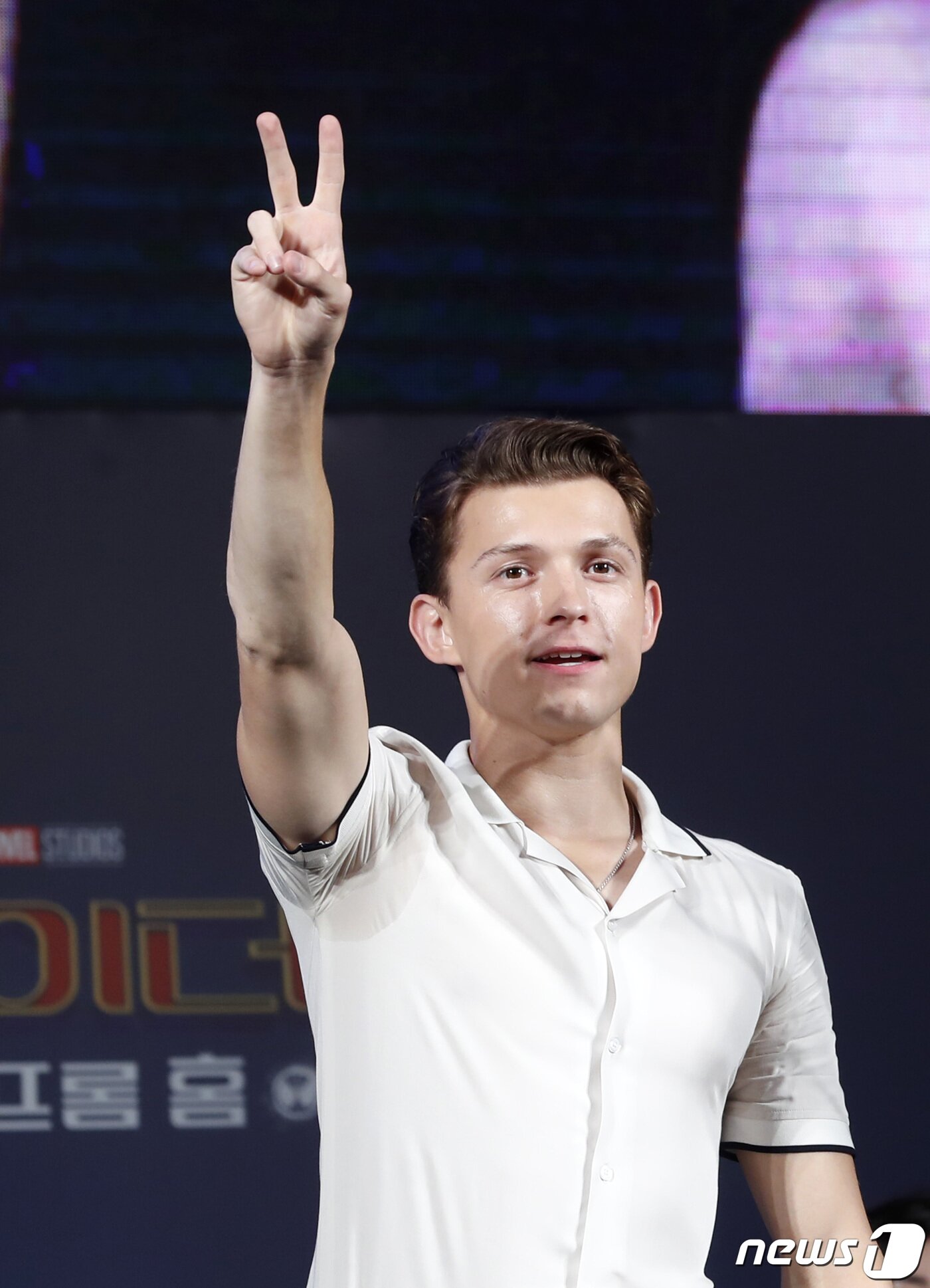 본문 이미지 - 할리우드 배우 톰 홀랜드가 30일 오후 서울 중구 동대문디자인플라자(DDP)에서 열린 영화 ‘스파이더맨 : 파 프롬 홈’ 팬페스트에 참석해 환호하는 팬들에게 브이를 그리고 있다. '스파이더맨: 파 프롬 홈'은 엔드게임 이후 변화된 일상에서 벗어나 학교 친구들과 유럽 여행을 떠난 스파이더맨 피터 파커(톰 홀랜드 분)가 정체불명의 조력자 미스테리오(제이크 질렌할 분)와 세상을 위협하는 새로운 빌런들을 만나면서 벌어지는 이야기를 그린 마블 액션 블록버스터다. 2019.6.30/뉴스1 ⓒ News1 권현진 기자