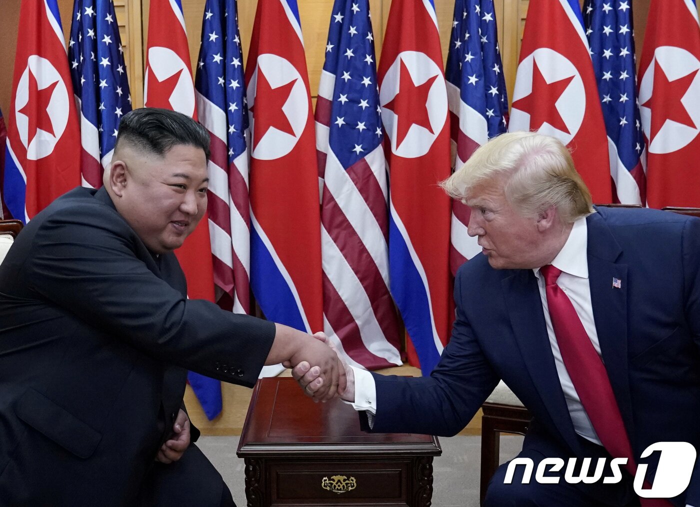 본문 이미지 - 지난 2019년 6월 도널드 트럼프 미국 대통령이 판문점에서 김정은 북한 국무위원장과 만나 악수를 하고 있다. ⓒ 로이터=뉴스1 ⓒ News1 신웅수 기자