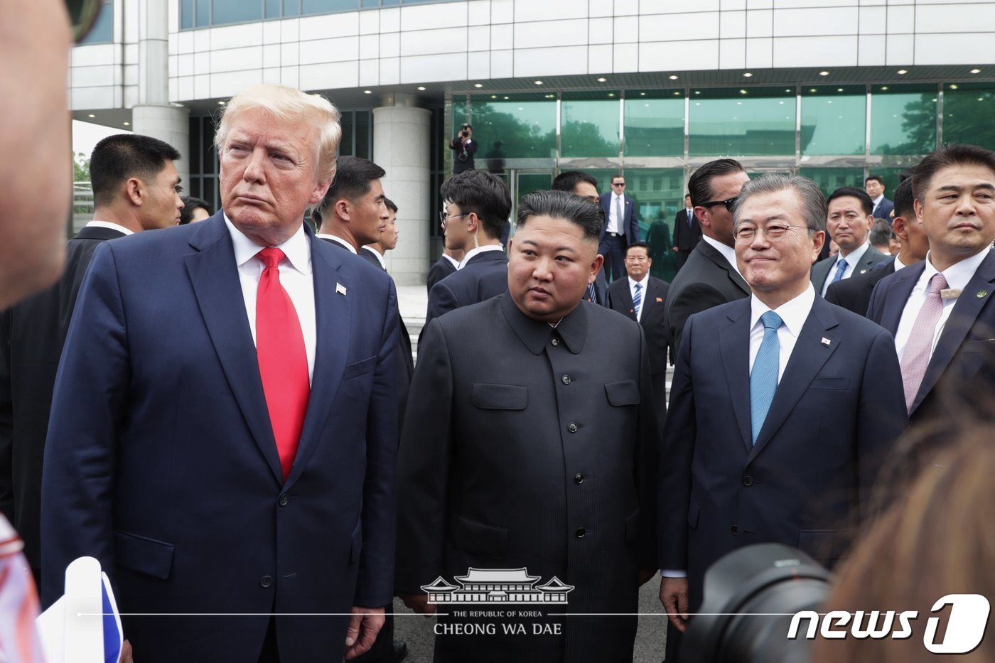 본문 이미지 - (왼쪽부터) 도널드 트럼프 미국 대통령, 김정은 북한 국무위원장, 문재인 대통령. (청와대 페이스북) 2019.6.30/뉴스1