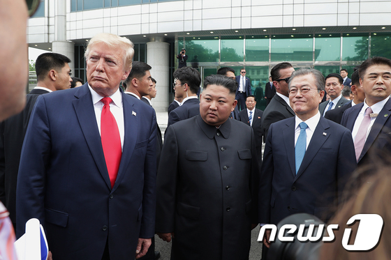 문재인 대통령과 도널드 트럼프 미국 대통령이 30일 오후 판문점에서 김정은 북한 국무위원장을 만나 대화나누고 있다.(청와대 제공) 2019.6.30/뉴스1