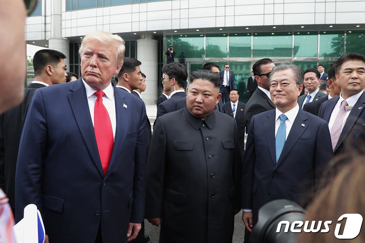 본문 이미지 - 문재인 대통령과 도널드 트럼프 미국 대통령이 30일 오후 판문점에서 김정은 북한 국무위원장을 만나 대화나누고 있다.(청와대 제공) 2019.6.30/뉴스1