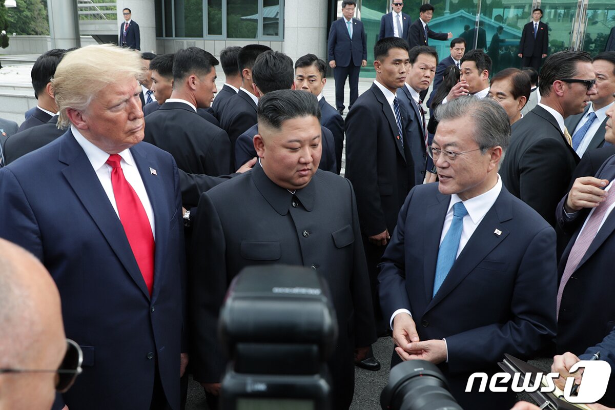 본문 이미지 - 문재인 대통령과 도널드 트럼프 미국 대통령이 지난 2019년 6월30일 오후 판문점에서 김정은 북한 국무위원장을 만나 대화나누고 있는 모습.(청와대 제공) 2019.6.30/뉴스1