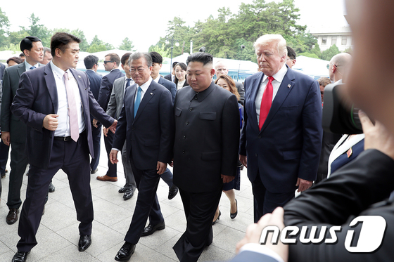 문재인 대통령과 도널드 트럼프 미국 대통령이 30일 오후 판문점에서 김정은 북한 국무위원장을 만나 회동을 위해 입장하고 있다.(청와대 제공) 2019.6.30/뉴스1