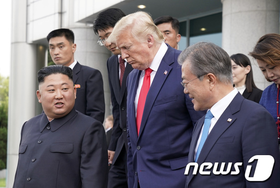 문재인 대통령과 도널드 트럼프 미국 대통령, 김정은 북한 국무위원장이 30일 오후 회동을 마친 후 판문점을 나서고 있다. © 로이터=뉴스1