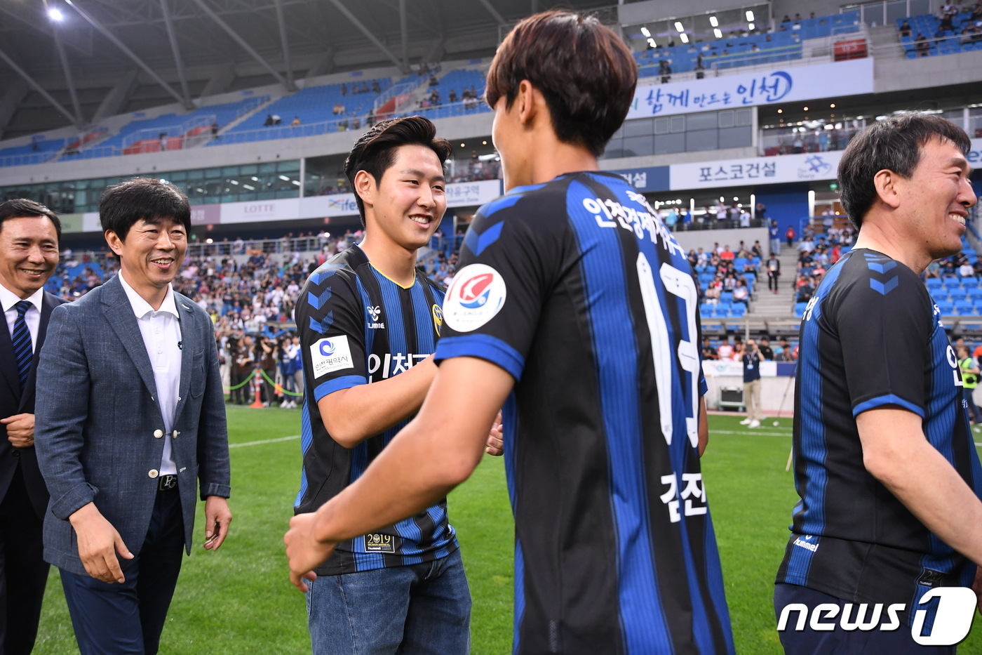 (인천=뉴스1) = 이강인이 30일 오후 인천축구전용구장에서 열린 K리그1 인천 유나이티드와 강원FC의 경기에서 시축에 앞서 김진야와 인사하고 있다.(인천유나이티드 제공) 2019 …