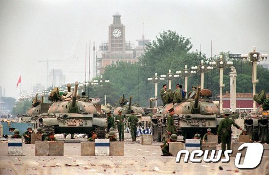 본문 이미지 - 1989년 6월 6일 촬영된 이 사진에는 인민해방군(PLA) 전차와 군인들이 베이징 톈안먼 광장으로 향하는 모습이 담겨 있다. ⓒ AFP=뉴스1