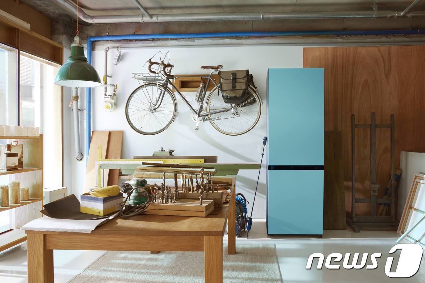 본문 이미지 - 삼성전자가 4일 공개한 신개념 생활가전 '비스포크(BESPOKE)' 냉장고의 제품 모습. 비스포크 냉장고는 '주문형 맞춤' 제작에 의미를 두고 도어, 패널, 색상 등의 조합에 따라 최대 수백가지의 다양한 모델로 구입이 가능한 것이 특징이다.(삼성전자 제공) 2019.6.4/뉴스1 ⓒ 뉴스1