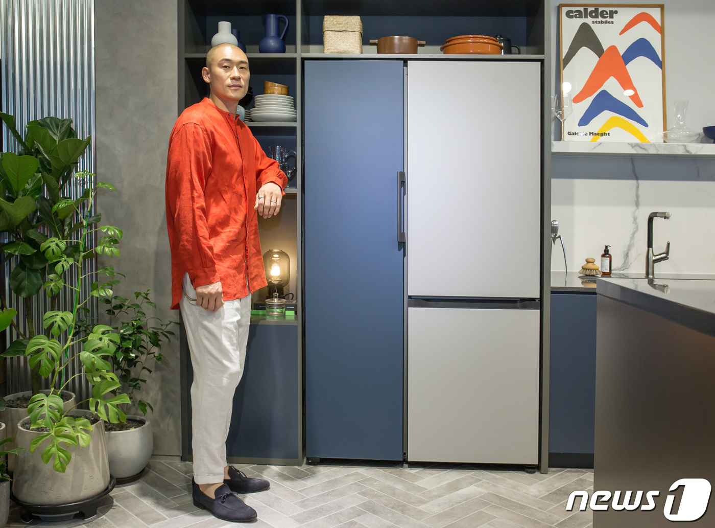 (서울=뉴스1) = 4일 서울 강남구 도산대로 삼성디지털프라자 강남본점에서 모델이 나만의 제품 조합이 가능하고 색상·재질 등 나만의 디자인을 선택할 수 있는 맞춤형 가전 비스포크 …