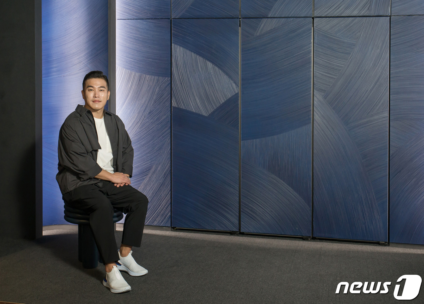 (서울=뉴스1) = 4일 서울 강남구 도산대로 삼성디지털프라자 강남본점에서 아티스트 콜라보에 참여한 김종완 작가가 나만의 제품 조합이 가능하고 색상·재질 등 나만의 디자인을 선택할 …