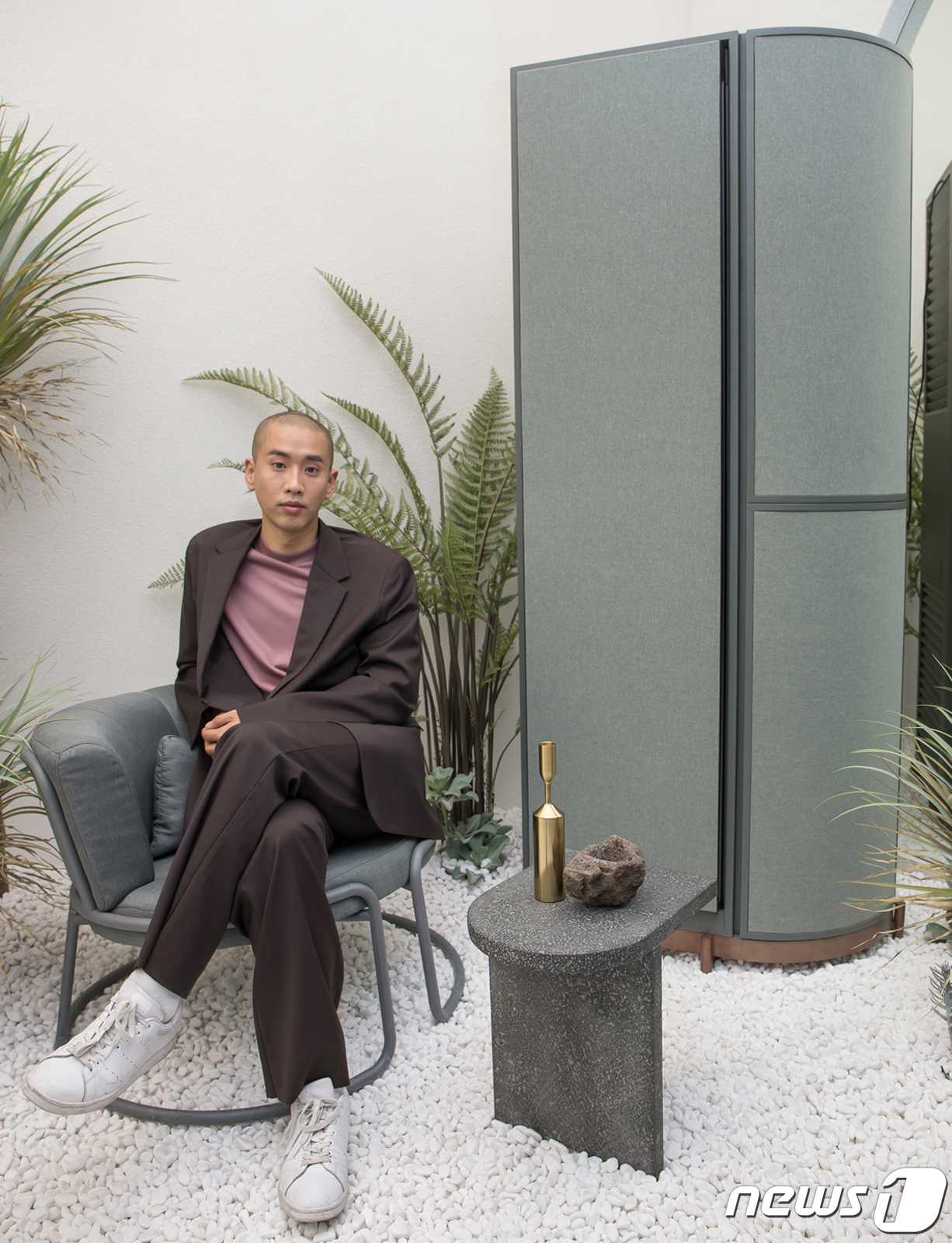 (서울=뉴스1) = 4일 서울 강남구 도산대로 삼성디지털프라자 강남본점에서 아티스트 콜라보에 참여한 문승지 작가가 나만의 제품 조합이 가능하고 색상·재질 등 나만의 디자인을 선택할 …