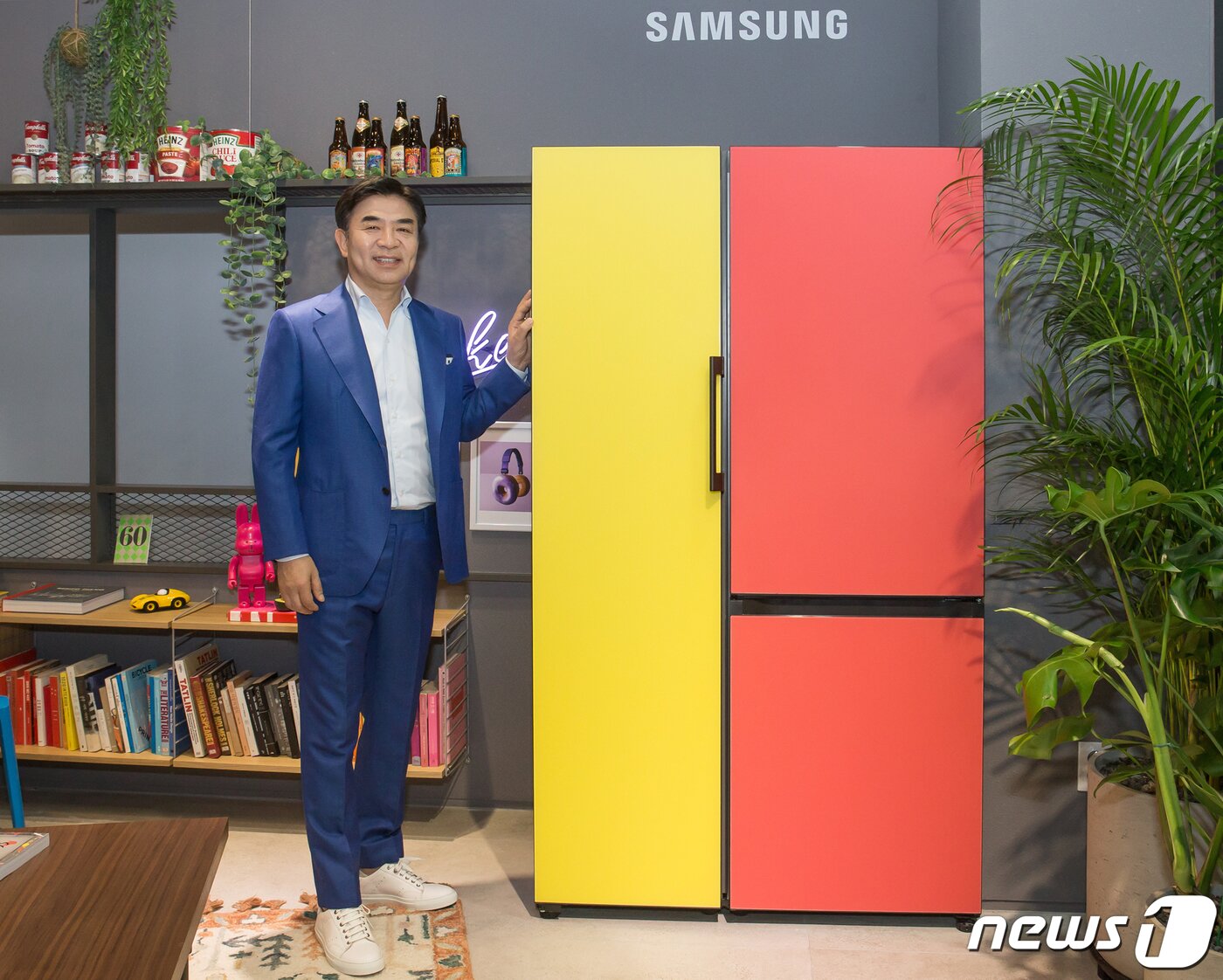 본문 이미지 - 김현석 삼성전자 대표이사가 4일 서울 강남구 도산대로 삼성디지털프라자 강남본점에서 나만의 제품 조합이 가능하고 색상·재질 등 나만의 디자인을 선택할 수 있는 맞춤형 가전 비스포크 냉장고를 소개하고 있다. 도어의 전면 패널 소재는 코타 메탈. 새틴 글래스(무광). 글램 글래스(유광) 등 3종이며 색상은 화이트·그레이·민트·핑크·코럴·옐로우·네이비 등 9가지다. 삼성전자에 따르면 색상, 도어의 개수, 패널 등의 조합에 따라 차별화되는 냉장고 조합이 최대 100가지 이상 나올 수 있는 것으로 보인다. (삼성전자 제공) 2019.6.4/뉴스1