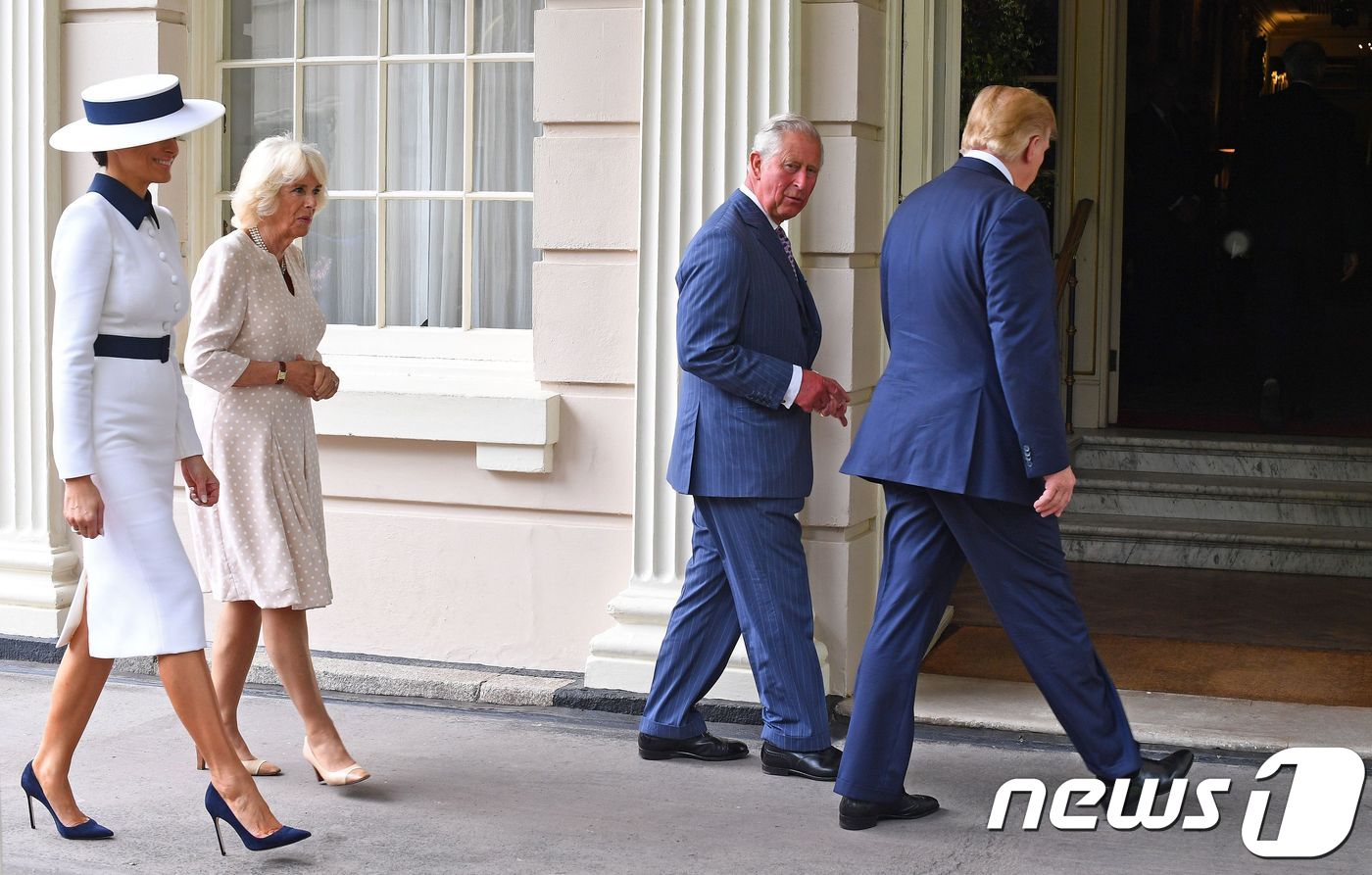 (런던 AFP=뉴스1) 우동명 기자 = 도널드 트럼프 미국 대통령과 부인 멜라니아 여사가 3일(현지시간)  찰스 왕세자 부부의 안내로 런던 클래런스 하우스로 들어가고 있다.ⓒ AF …