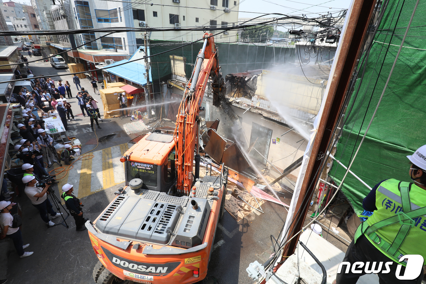 (대구=뉴스1) 공정식 기자 = 4일 오전 대구 중구 도원동 주변의 성매매 집결지 속칭 ‘자갈마당’에서 인부들이 중장비를 동원해 철거작업을 시작하고 있다. 도원동 주상복합 신축공사 …
