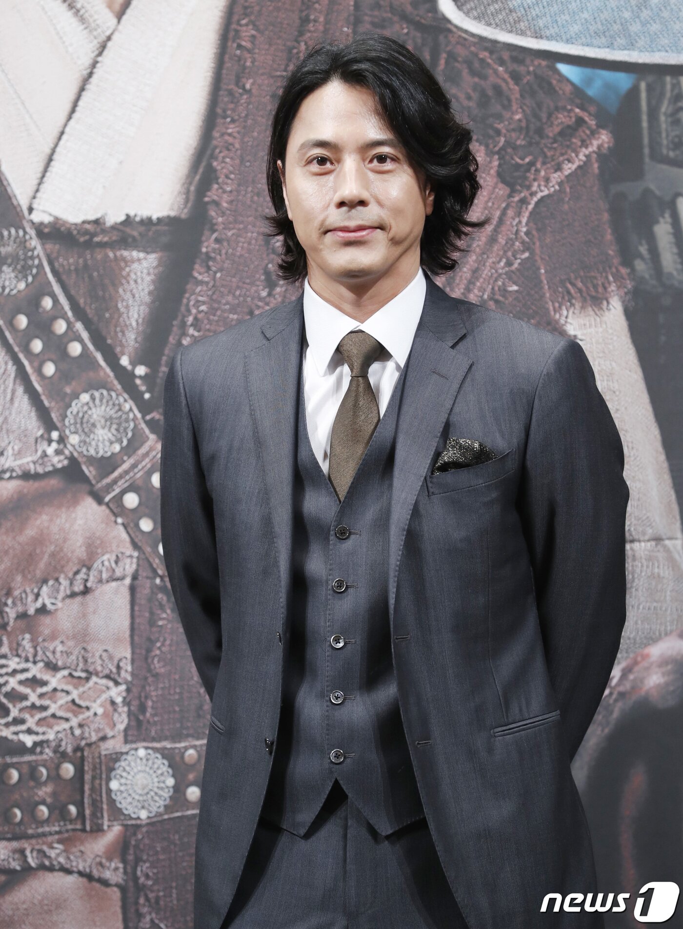 본문 이미지 - 배우 한재석이 4일 오후 서울 강남구 임피리얼팰리스호텔에서 열린 TV CHOSUN 특별기획드라마 ‘조선생존기’ 제작발표회에 참석해 포즈를 취하고 있다. ‘조선생존기’는 운명의 장난으로 트럭째 조선에 떨어진 전직 양궁선수 한정록(강지환 분)과 얼굴 천재 날라리 임꺽정(송원석 분)이 서로의 인생과 세상을 변화시키는 시공간 초월 판타지 활극이다. 2019.6.4/뉴스1 ⓒ News1 권현진 기자