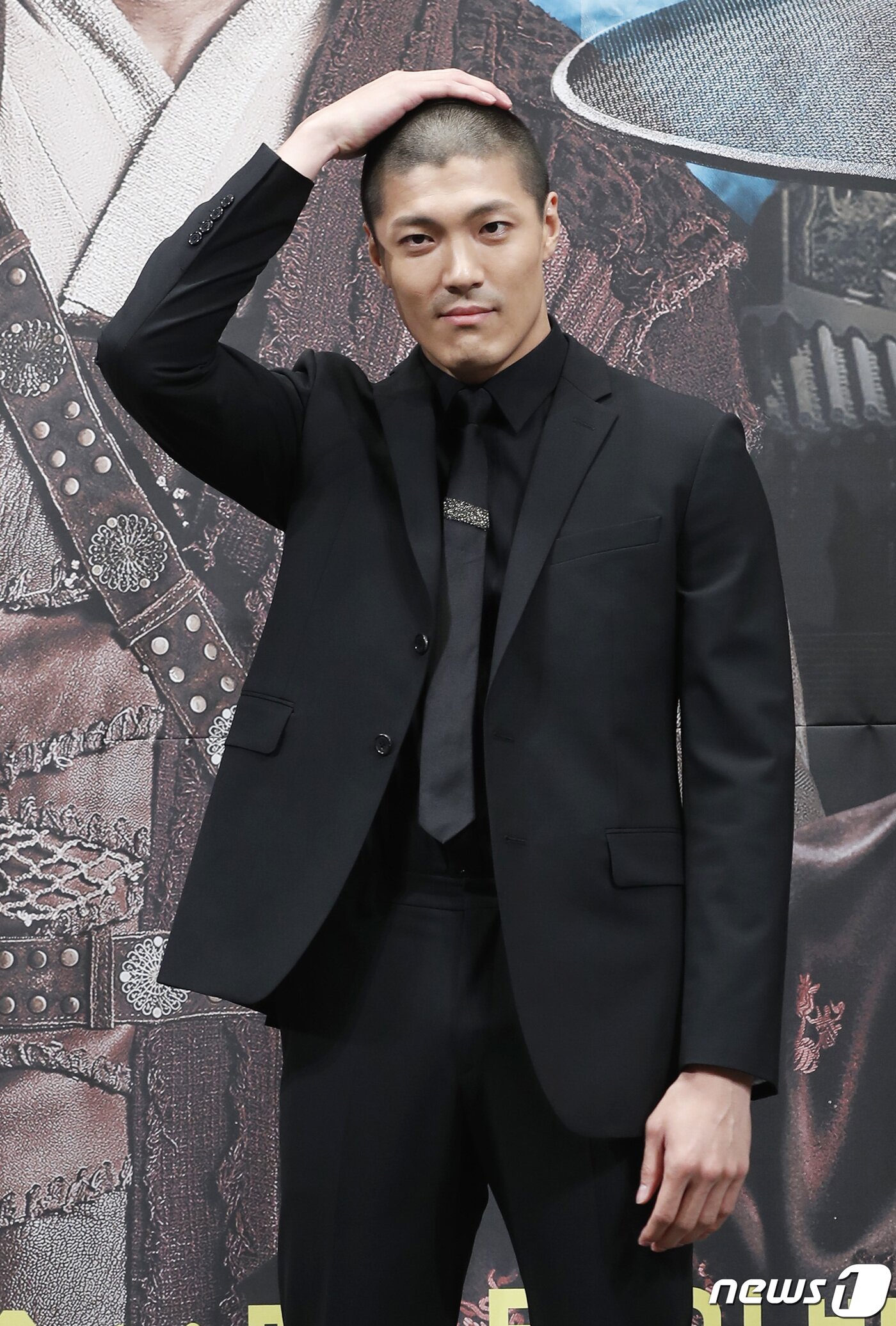 본문 이미지 - 배우 이재윤이 4일 오후 서울 강남구 임피리얼팰리스호텔에서 열린 TV CHOSUN 특별기획드라마 ‘조선생존기’ 제작발표회에 참석해 포즈를 취하고 있다. ‘조선생존기’는 운명의 장난으로 트럭째 조선에 떨어진 전직 양궁선수 한정록(강지환 분)과 얼굴 천재 날라리 임꺽정(송원석 분)이 서로의 인생과 세상을 변화시키는 시공간 초월 판타지 활극이다. 2019.6.4/뉴스1 ⓒ News1 권현진 기자