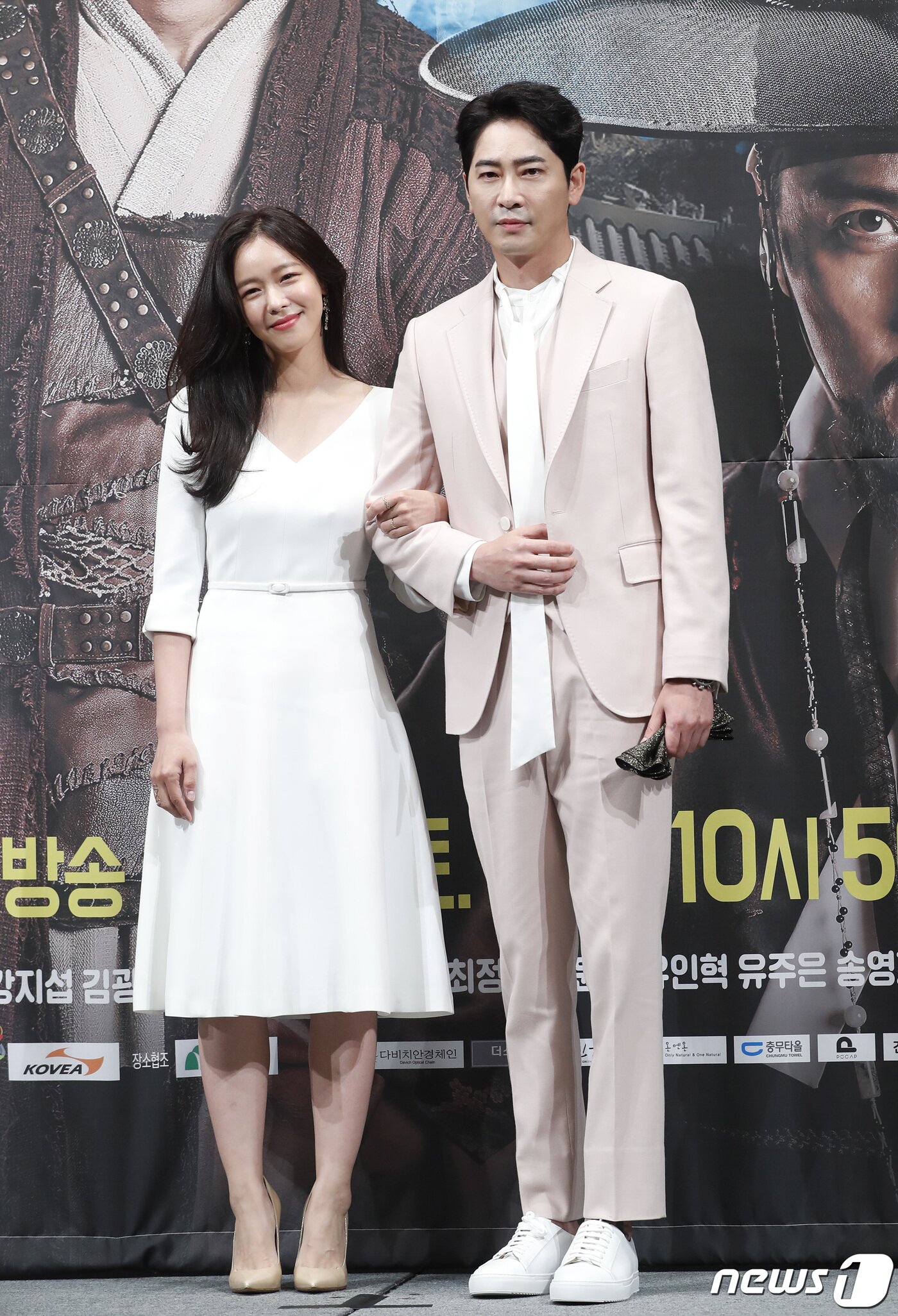 본문 이미지 - 배우 강지환, 경수진(왼쪽)이 4일 오후 서울 강남구 임피리얼팰리스호텔에서 열린 TV CHOSUN 특별기획드라마 ‘조선생존기’ 제작발표회에 참석해 포즈를 취하고 있다. ‘조선생존기’는 운명의 장난으로 트럭째 조선에 떨어진 전직 양궁선수 한정록(강지환 분)과 얼굴 천재 날라리 임꺽정(송원석 분)이 서로의 인생과 세상을 변화시키는 시공간 초월 판타지 활극이다. 2019.6.4/뉴스1 ⓒ News1 권현진 기자