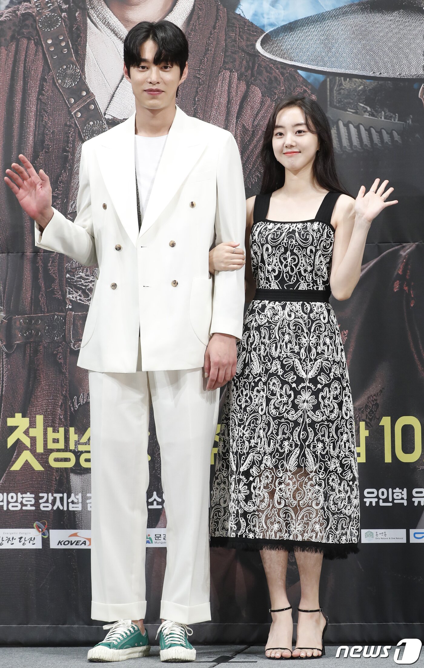 본문 이미지 - 배우 송원석, 박세완(오른쪽)이 4일 오후 서울 강남구 임피리얼팰리스호텔에서 열린 TV CHOSUN 특별기획드라마 ‘조선생존기’ 제작발표회에 참석해 포즈를 취하고 있다. ‘조선생존기’는 운명의 장난으로 트럭째 조선에 떨어진 전직 양궁선수 한정록(강지환 분)과 얼굴 천재 날라리 임꺽정(송원석 분)이 서로의 인생과 세상을 변화시키는 시공간 초월 판타지 활극이다. 2019.6.4/뉴스1 ⓒ News1 권현진 기자