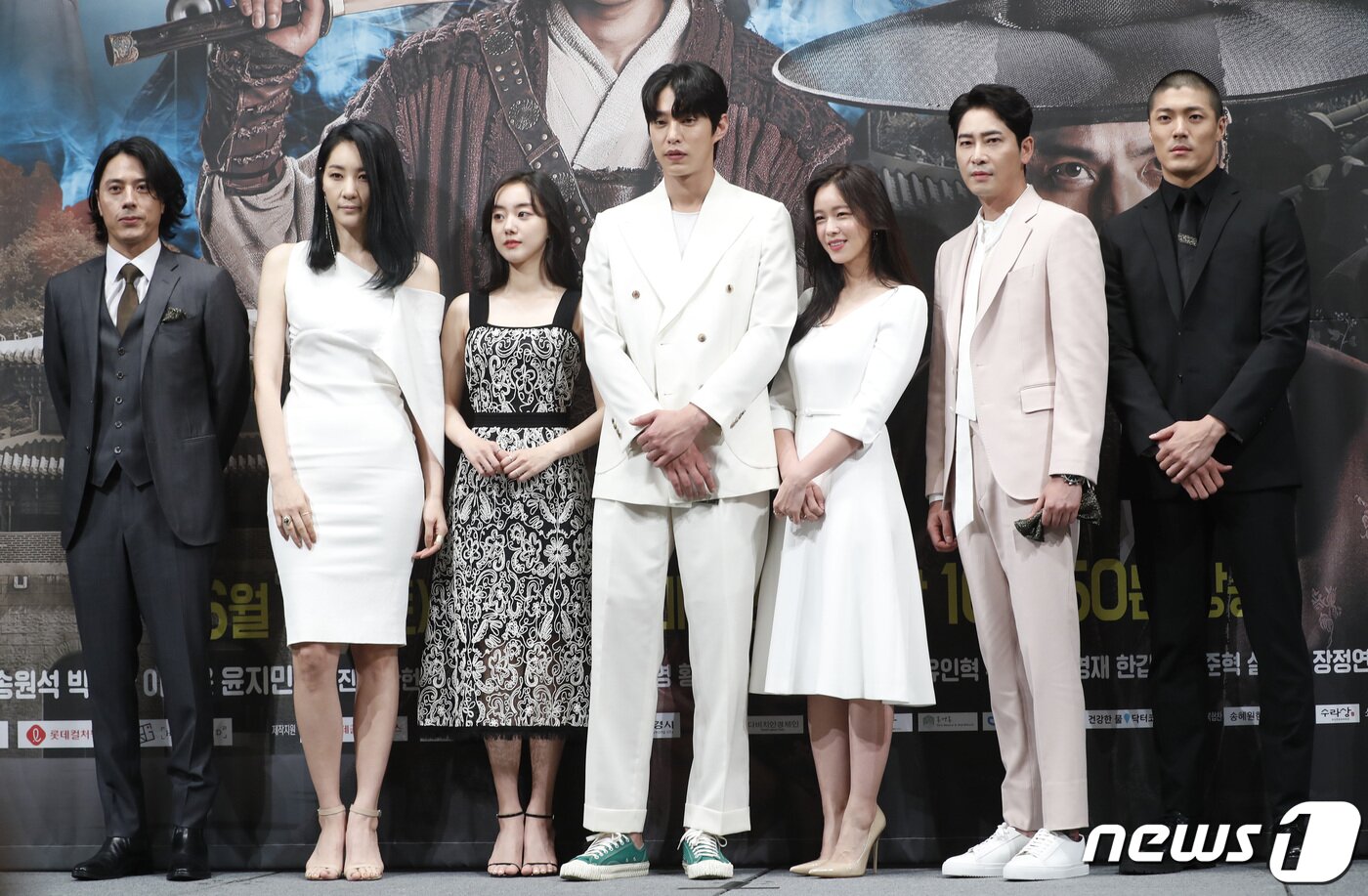본문 이미지 - 배우 한재석(왼쪽부터), 윤지민, 박세완, 송원석, 경수진, 강지환, 이재윤이 4일 오후 서울 강남구 임피리얼팰리스호텔에서 열린 TV CHOSUN 특별기획드라마 ‘조선생존기’ 제작발표회에 참석해 포즈를 취하고 있다. ‘조선생존기’는 운명의 장난으로 트럭째 조선에 떨어진 전직 양궁선수 한정록(강지환 분)과 얼굴 천재 날라리 임꺽정(송원석 분)이 서로의 인생과 세상을 변화시키는 시공간 초월 판타지 활극이다. 2019.6.4/뉴스1 ⓒ News1 권현진 기자