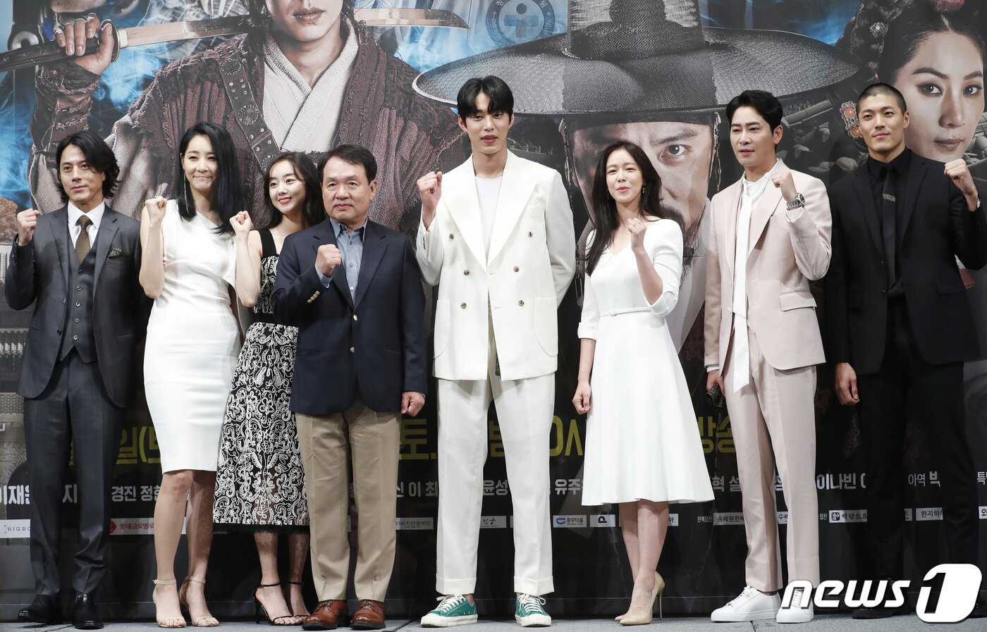 본문 이미지 - 배우 한재석(왼쪽부터), 윤지민, 박세완, 장용우 감독, 송원석, 경수진, 강지환, 이재윤이 4일 오후 서울 강남구 임피리얼팰리스호텔에서 열린 TV CHOSUN 특별기획드라마 ‘조선생존기’ 제작발표회에 참석해 포즈를 취하고 있다. ‘조선생존기’는 운명의 장난으로 트럭째 조선에 떨어진 전직 양궁선수 한정록(강지환 분)과 얼굴 천재 날라리 임꺽정(송원석 분)이 서로의 인생과 세상을 변화시키는 시공간 초월 판타지 활극이다. 2019.6.4/뉴스1 ⓒ News1 권현진 기자