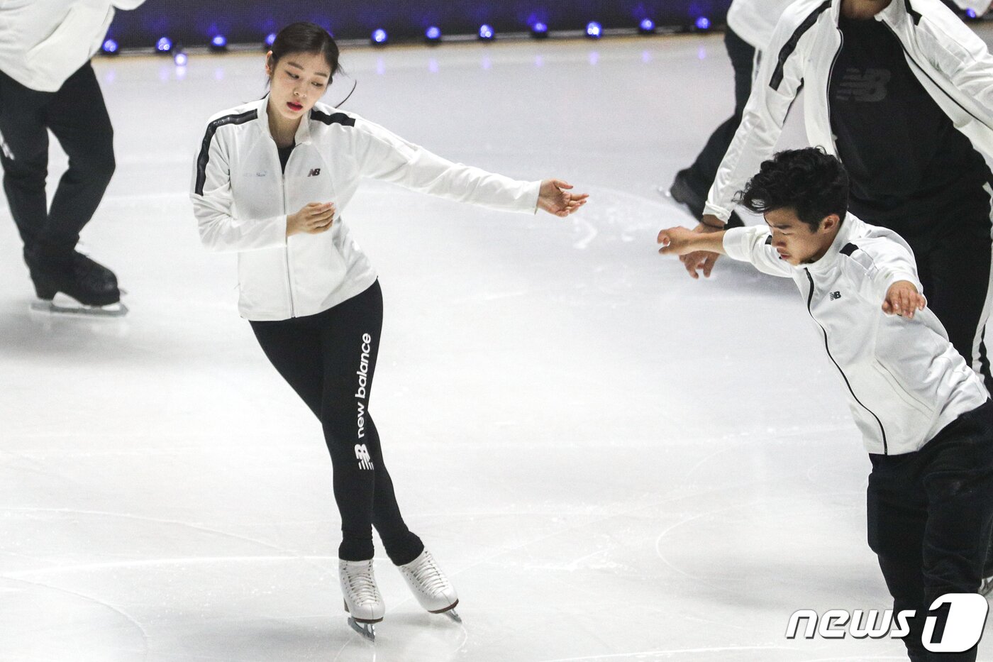 본문 이미지 - 김연아가 4일 서울 송파구 올림픽공원 체조경기장 내 특설 아이스링크에서 열린 서울 올댓스케이트 2019 리허설 공개 행사에서 오프닝 무대 리허설을 하고 있다. 2019.6.4/뉴스1 ⓒ News1 성동훈 기자