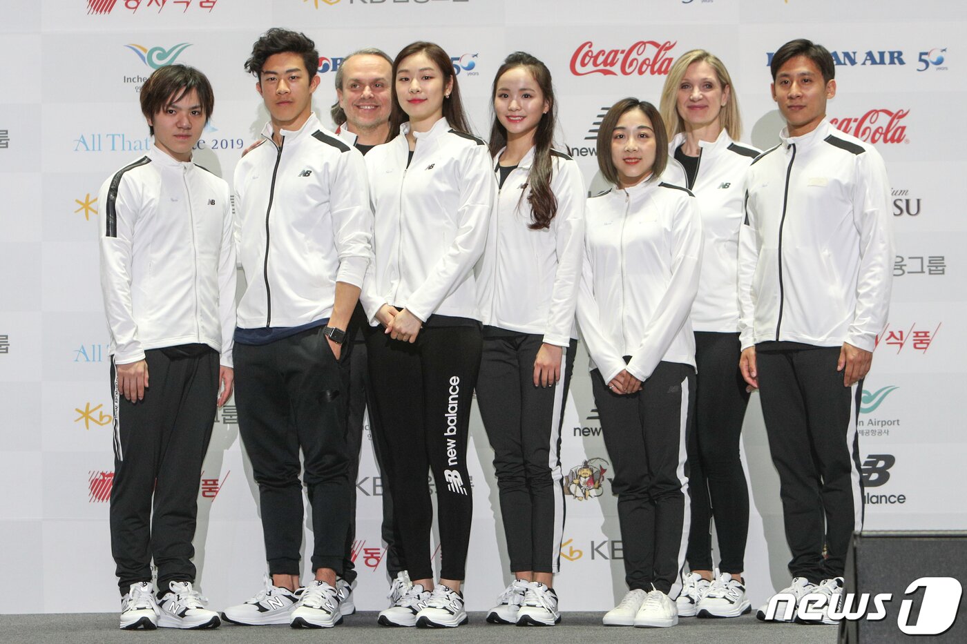 본문 이미지 - 김연아를 비롯한 출연진들이 4일 서울 송파구 올림픽공원 체조경기장 내 특설 아이스링크에서 열린 서울 올댓스케이트 2019 기자회견에서 기념촬영을 하고 있다. 이번 아이스쇼는 6일부터 8일까지 서울 올림픽공원 케이스포돔에서 'Move me'라는 주제로 열린다. 왼쪽부터 우노 쇼마, 네이선 첸, 데이비드 윌슨, 김연아, 임은수, 수이원징, 산드라 베직, 한 총. 2019.6.4/뉴스1 ⓒ News1 성동훈 기자