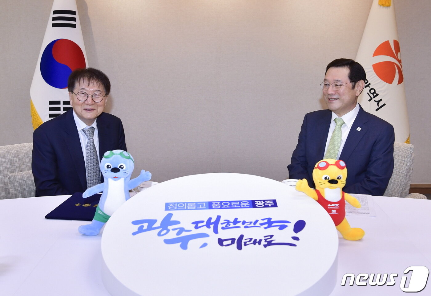 본문 이미지 - 이용섭 광주시장(오른쪽)이 4일 오후 시청 3층 접견실에서 미국 실리콘밸리 인공지능 전문가인 김문주 박사에게 광주시 명예기술고문 위촉장을 수여한 뒤 대화를 나누고 있다.(광주시 제공)2019.6.4/뉴스1 ⓒ News1