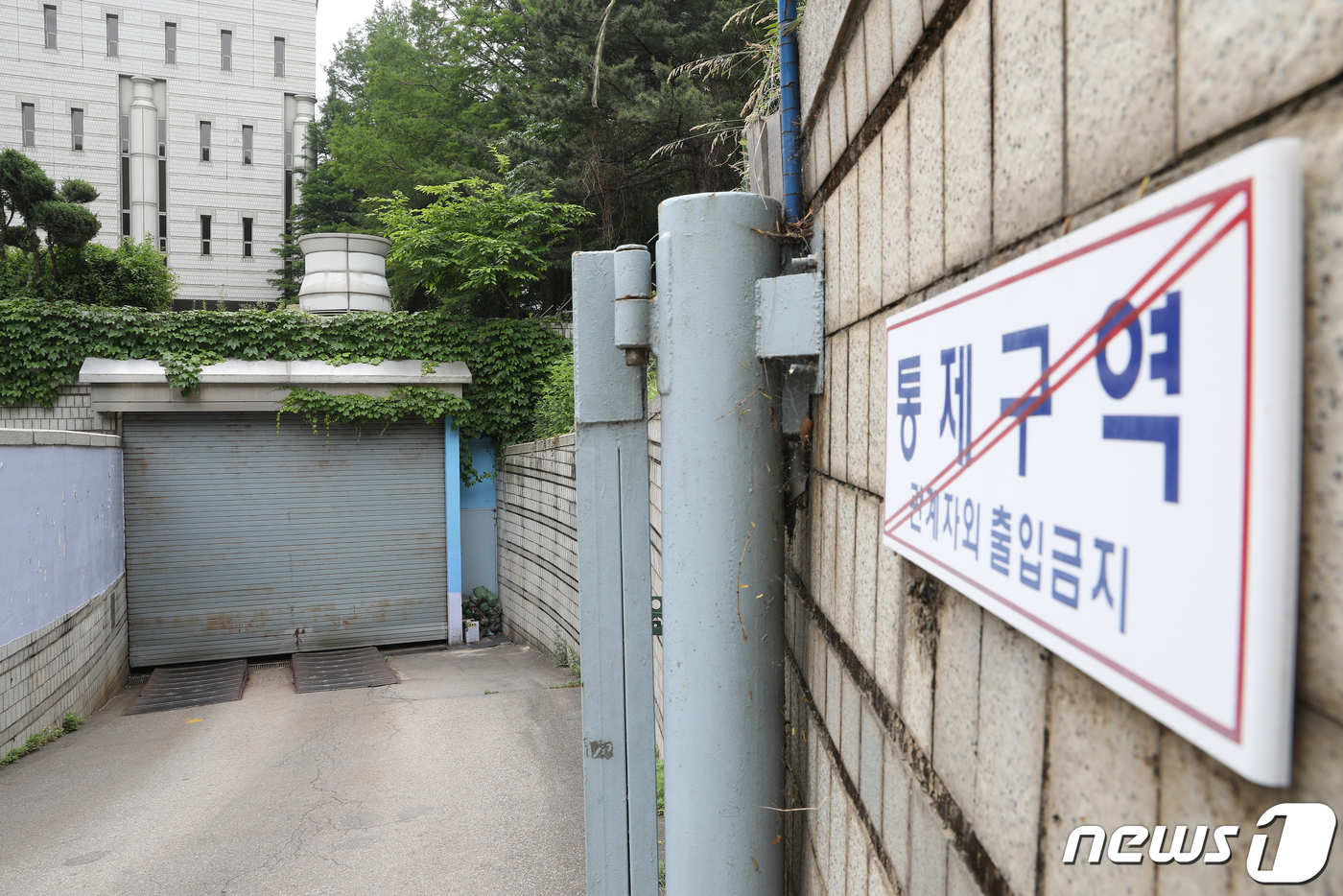 (서울=뉴스1) 신웅수 기자 = 5일 오전 서울 서초구 서울중앙지방법원 구치감의 철제 덧문이 닫혀 있다.법무부는 지난 31일부터 유죄가 확정되지 않은 수감자가 포승줄에 묶인 수의 …