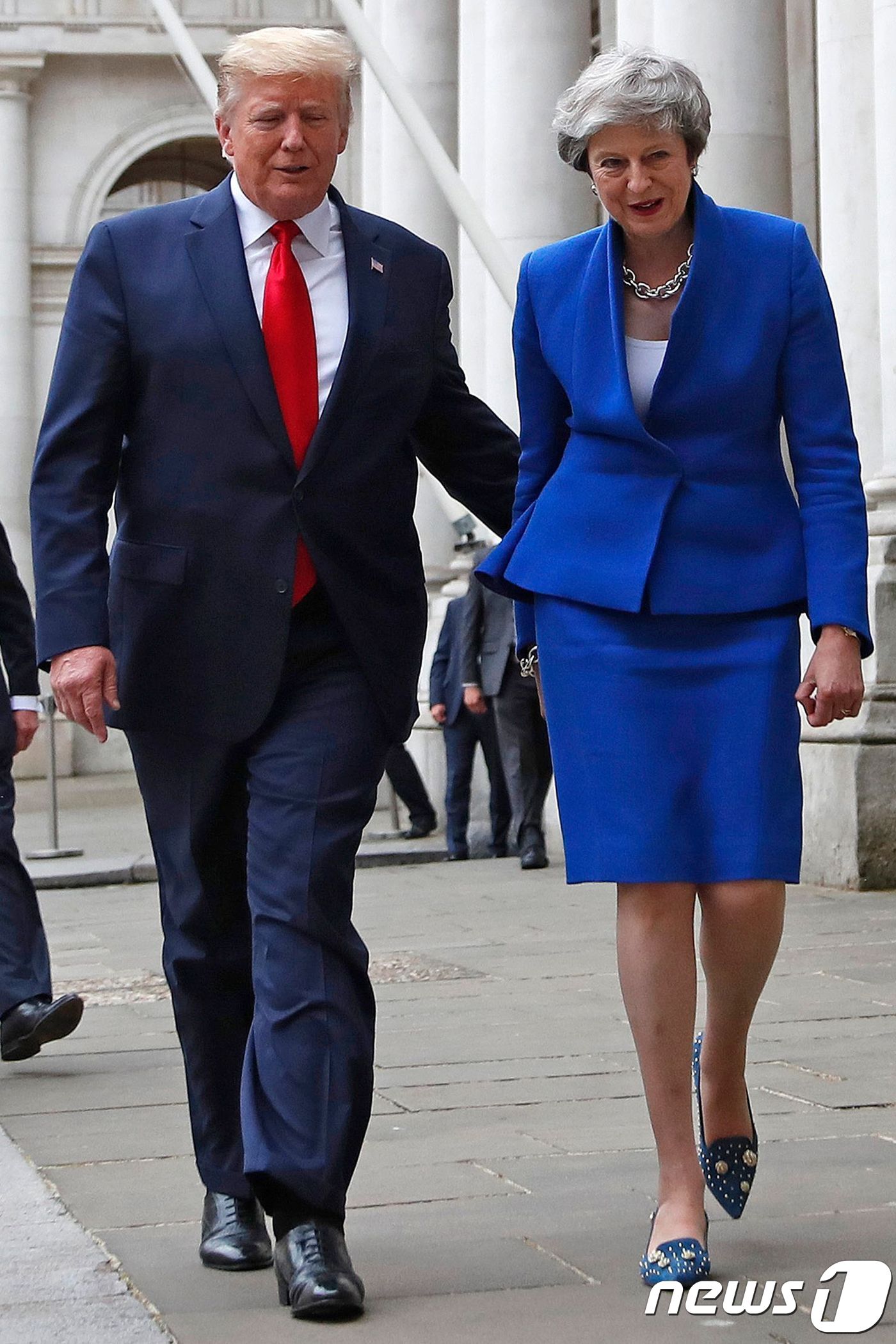 (런던 AFP=뉴스1) 우동명 기자 = 도널드 트럼프 미국 대통령이 4일(현지시간) 런던에서 테리사 메이 영국 총리와 기자회견을 하러 가고 있다.ⓒ AFP=뉴스1