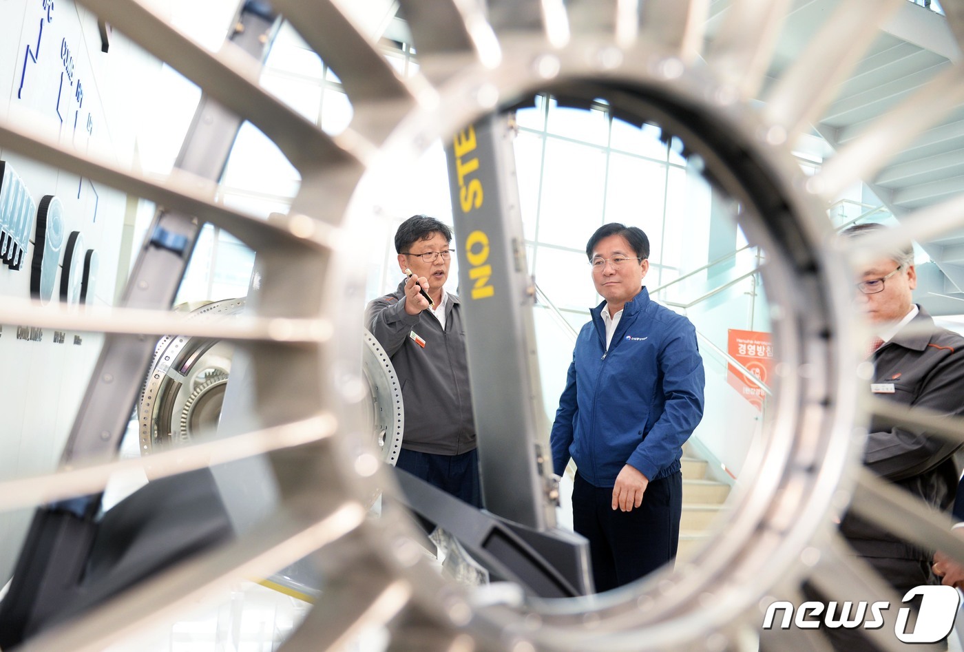 (서울=뉴스1) = 성윤모 산업통상자원부 장관이 5일 오후 경남 창원시에 위치한  항공엔진 기업 '한화에어로스페이스'를 방문, 부품 생산 현장을 둘러보고 있다. (산업통상자원부 제 …