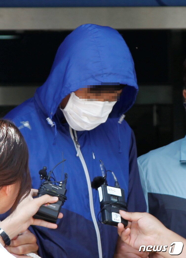본문 이미지 - 전남 순천경찰서는 순천의 한 아파트에서 회사 선배의 약혼녀를 성폭행하고 살해한 혐의로 구속된 A 씨(36)를 2019년 6월 5일 오후 광주지검 순천지청으로 송치했다.2019.6.5/뉴스1 ⓒ 뉴스1 DB